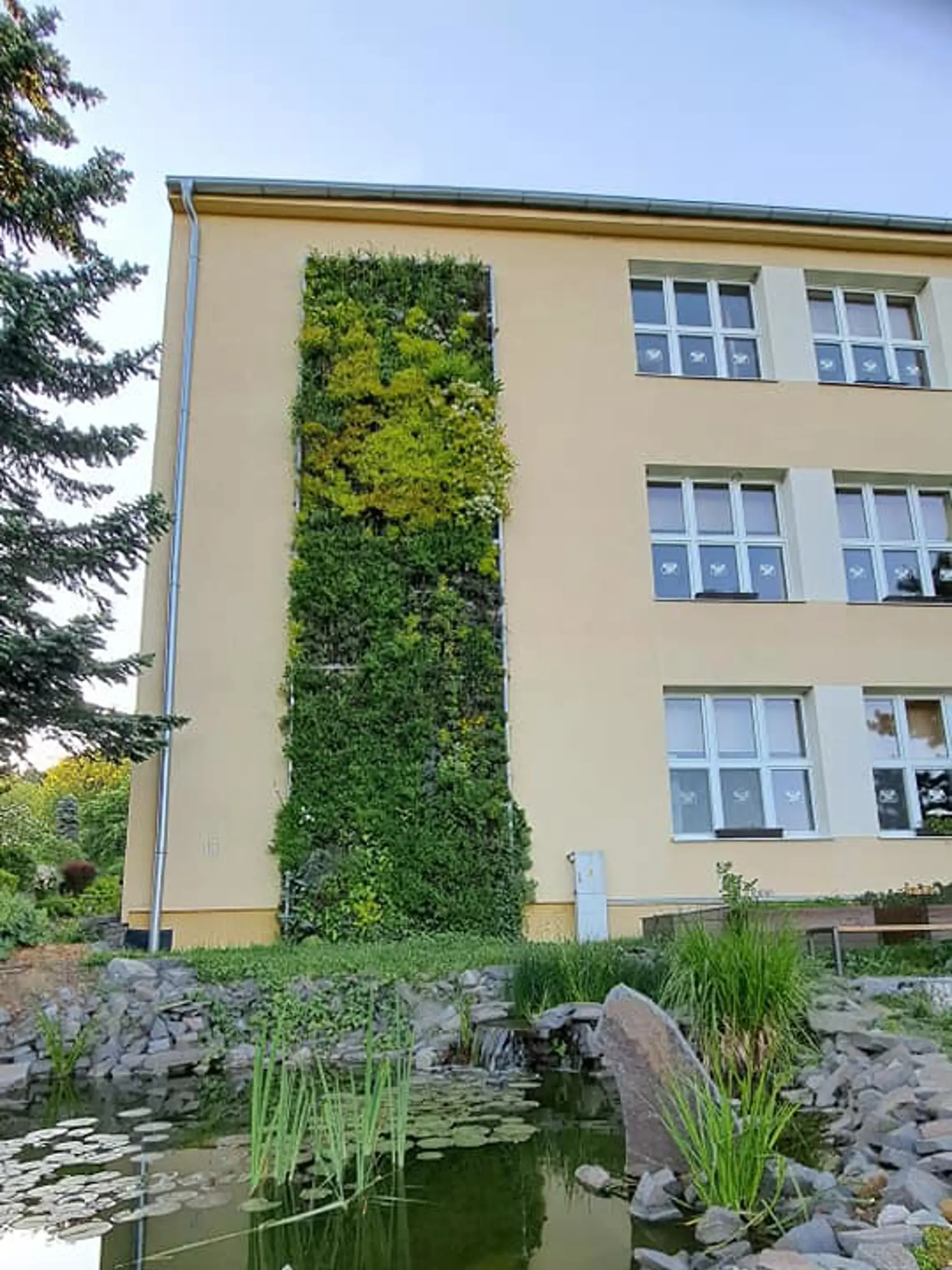 Francúzska provensálska záhrada, japonská, bylinková záhrada, horská a tropická záhrada a neobvyklá vertikálna exteriérová záhrada, dva rybníky a mokraď sú súčasťou zaujímavého projektu na rozširovanie klimatickej gramotnosti detí aj dospelých.