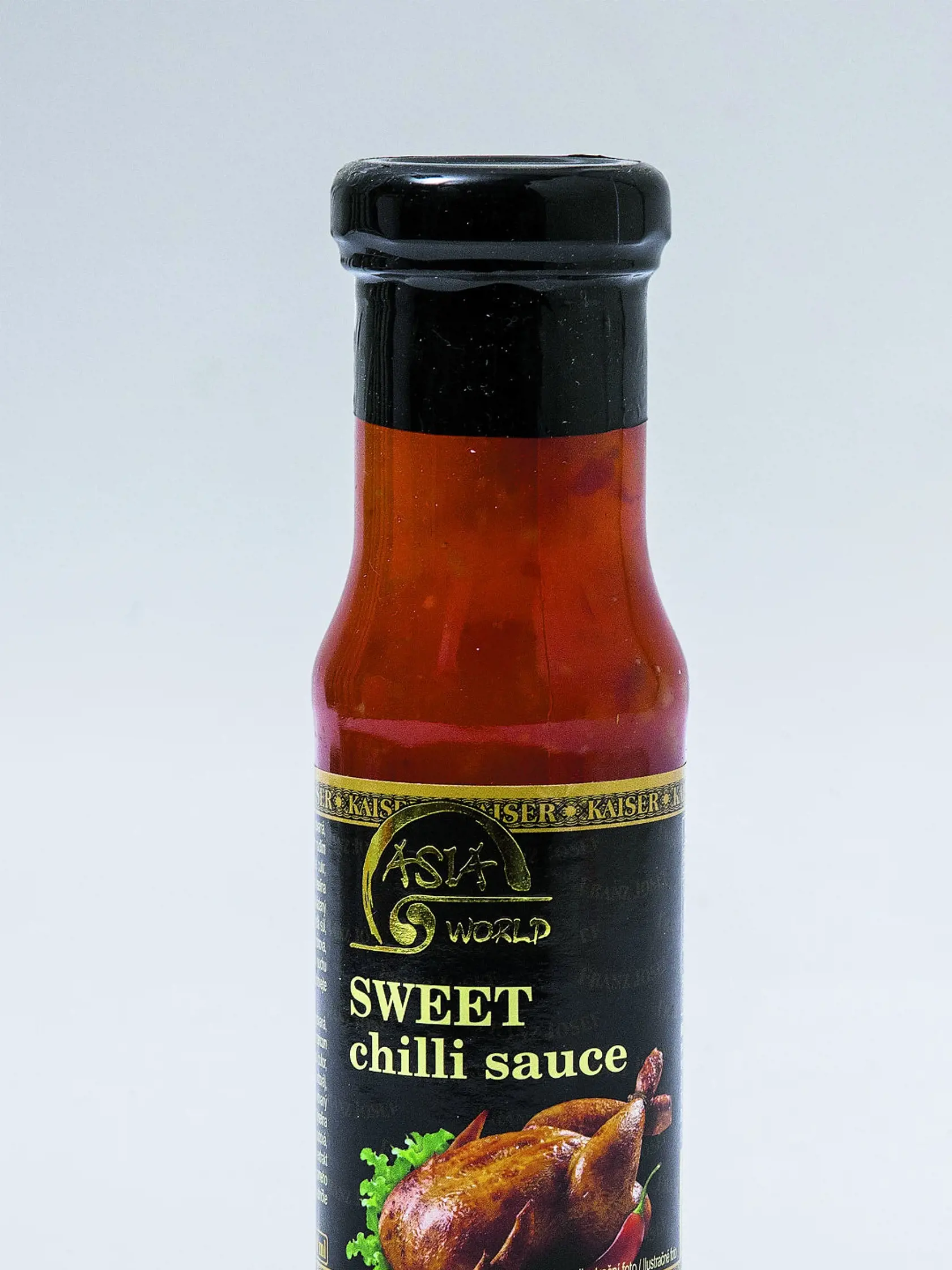 Sweet chilli sauce
Kaiser Franz Josef, 150 ml
Krajina pôvodu/ Thajsko
Zloženie/ pitná voda, cukor, konzervované čili 8 %, modifikovaný tapiokový škrob, konzervovaný cesnak, jedlá soľ, cesnak 1 %, kyselina octová, kyselina citrónová, stabilizátor: xantánová guma, farbivo: extrakt z papriky
Energia v 100 g/ 789 kJ Bielkoviny/ 0,5 g Sacharidy/ 46 g Tuky/ 0,5 g Soľ/ 3,7 g
Redakcia hodnotí: Jasnočervená omáčka v sklenej fľaštičke má jemne kyslastú vôňu. Konzistencia pripomína hustý sirup. Podiel