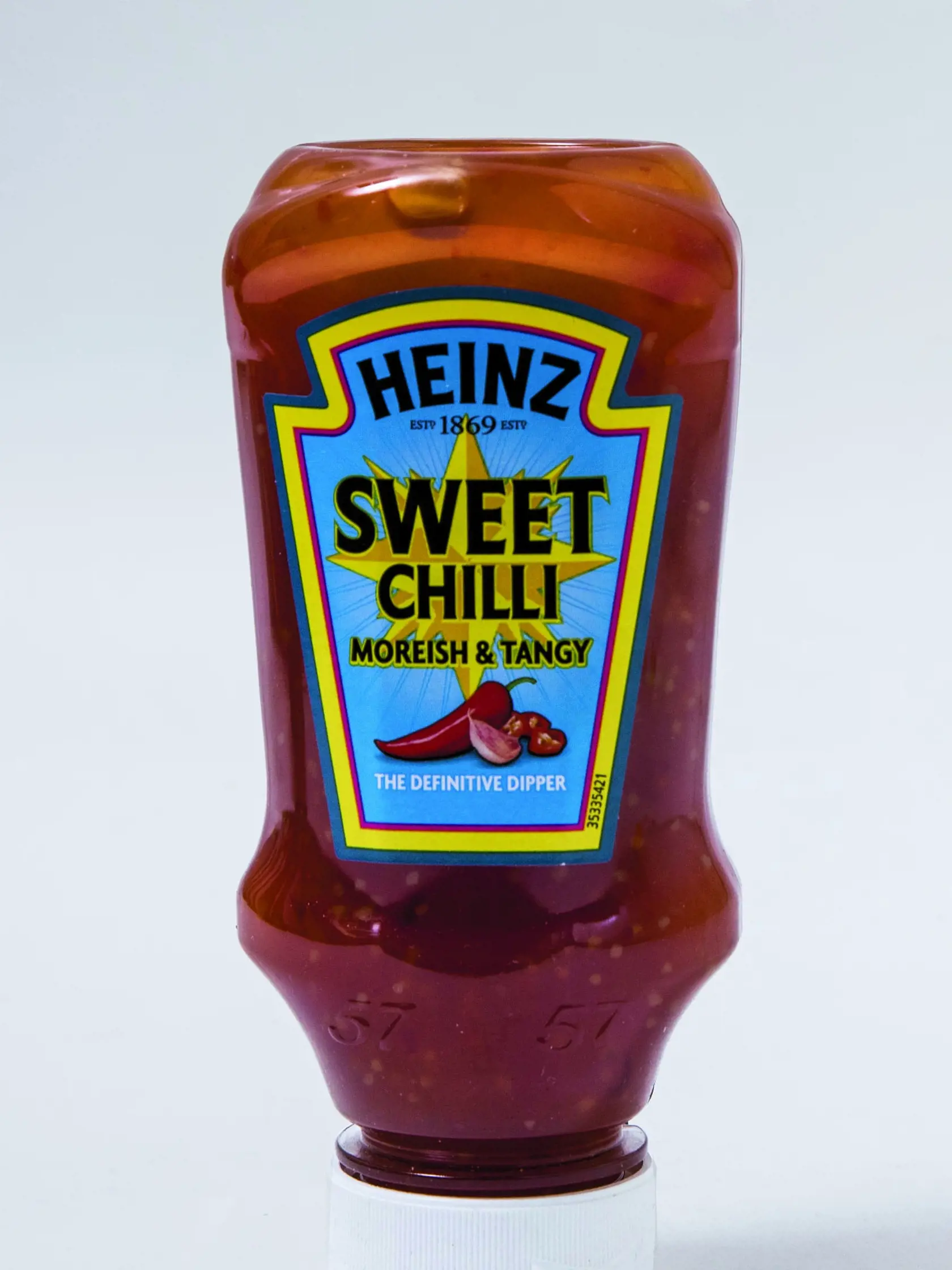 Sweet chilli
Heinz, 260 g
Krajina pôvodu/ Spojené kráľovstvo
Zloženie/ cukor, pitná voda, kvasný liehový ocot, papriky, rajčinové pyré 2 %, modifikovaný kukuričný škrob, čili paprika 2 %, jedlá soľ, cesnak 1 %, zázvor
Energia v 100 g/ 804 kJ Bielkoviny/ 0,3 g Sacharidy/ 46 g Tuky/ 0,1 g Soľ/ 1,4 g
Redakcia hodnotí: Najsvetlejšia omáčka v plastovom obale so širokým vrchnákom na postavenie má paprikovo-kyslú vôňu. Konzistencia je hustá, rôsolovitá, s menším podielom mäkkých, dužinatých kúskov