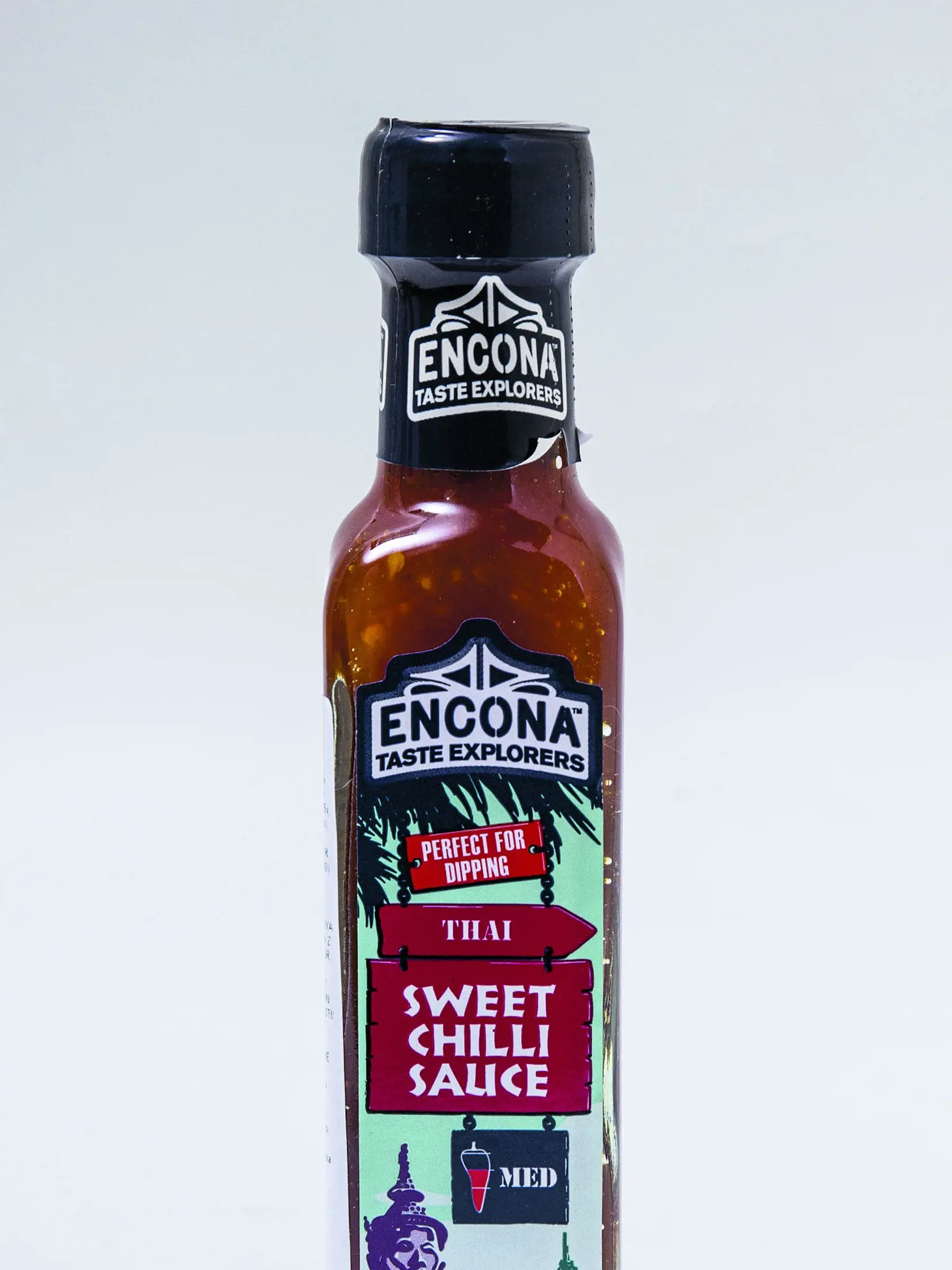 Sweet chilli sauce
Encona, 142 ml
Krajina pôvodu/ Spojené kráľovstvo
Zloženie/ cukrový sirup, voda, pyré z čili papričiek, cukor, soľ, limetková šťava, cesnak, stabilizátor: xantánová guma, farbivo: paprikový extrakt, vínny ocot, konzervačná látka: sorban draselný, regulátor kyslosti: kyselina citrónová 
Energia v 100 g/ 727 kJ Bielkoviny/ 0,3 g Sacharidy/ 41 g Tuky/ 0,5 g Soľ/ 3,3 g
Redakcia hodnotí: Sklená vintage fľaštička a štýlová nálepka. Omáčka má peknú sýtočervenú farbu a kyslo-pika