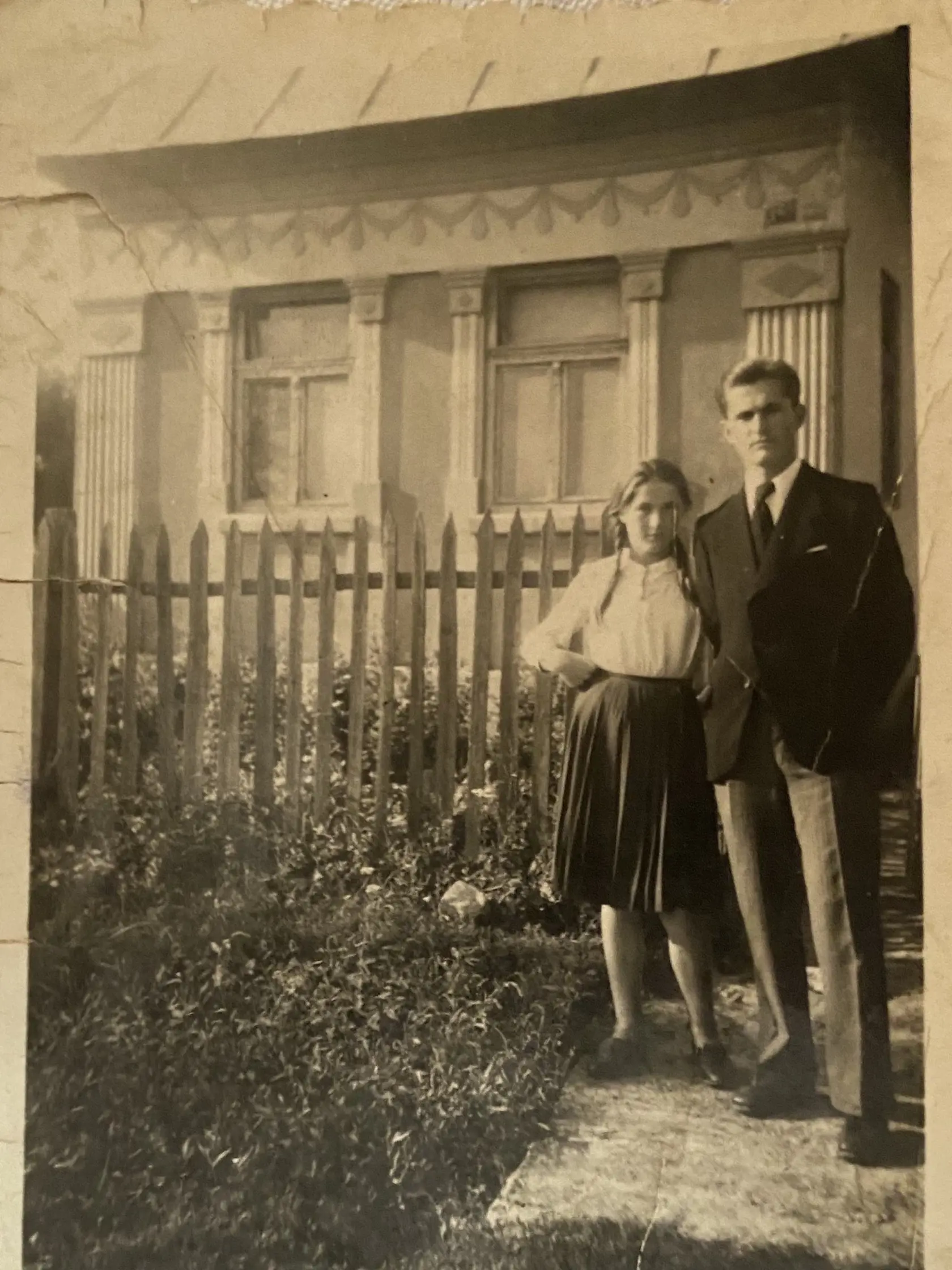 Jozef Tomko, budúci kardinál, pred rodným domom s jednou zo svojich sestier Margitou. Dnes už rodný dom nestojí, na jeho mieste v povojnových časoch postavili inú stavbu.