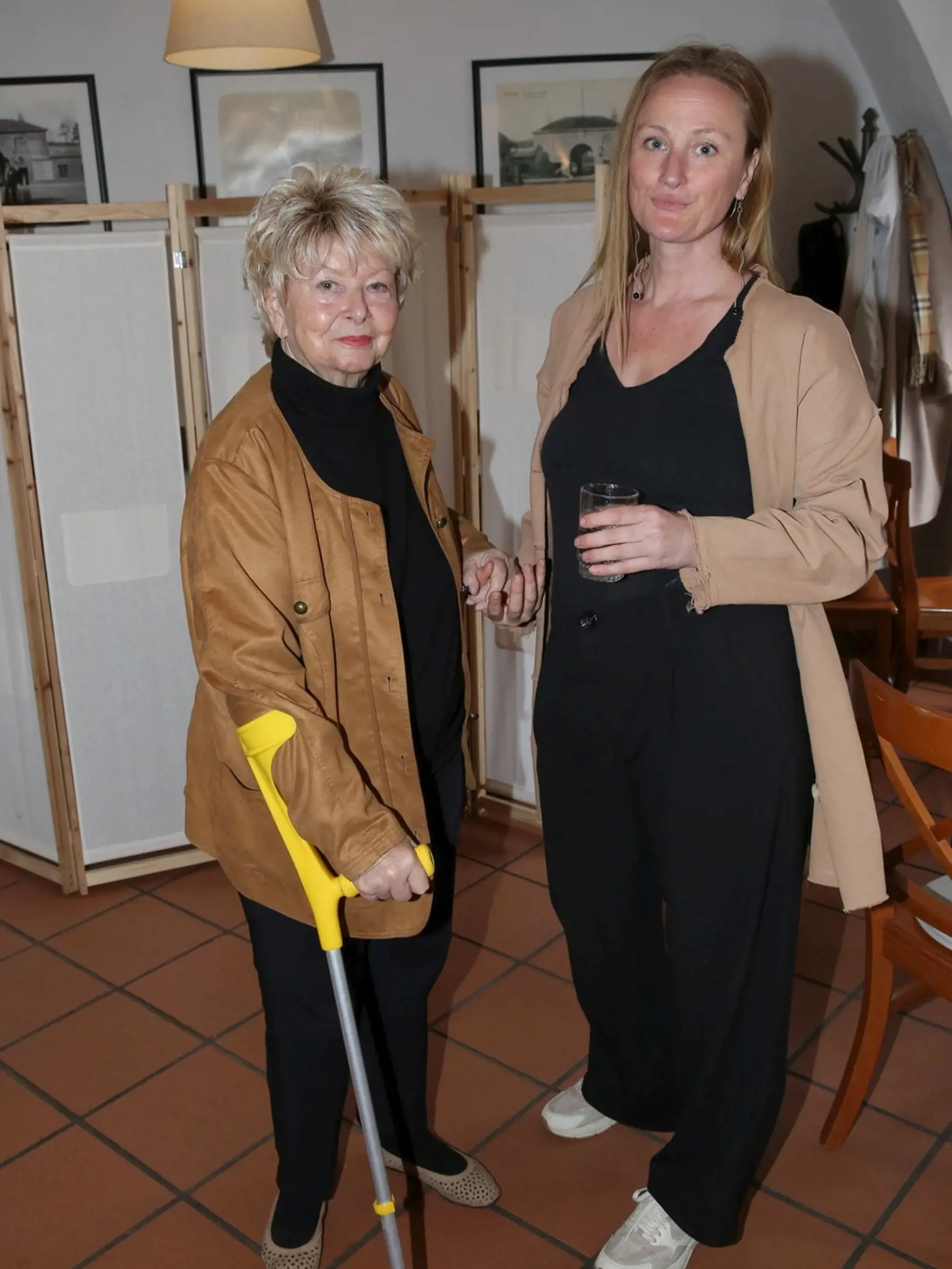 Apríl 2024: Alena Vránová - takto dnes vyzerá 92-ročná predstaviteľka Pyšnej princeznej. Na snímke s jej vnučkou. 