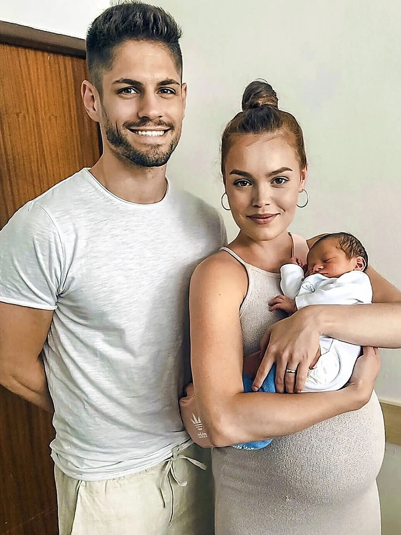 Márii pomáha s Noelom manžel Adrián.