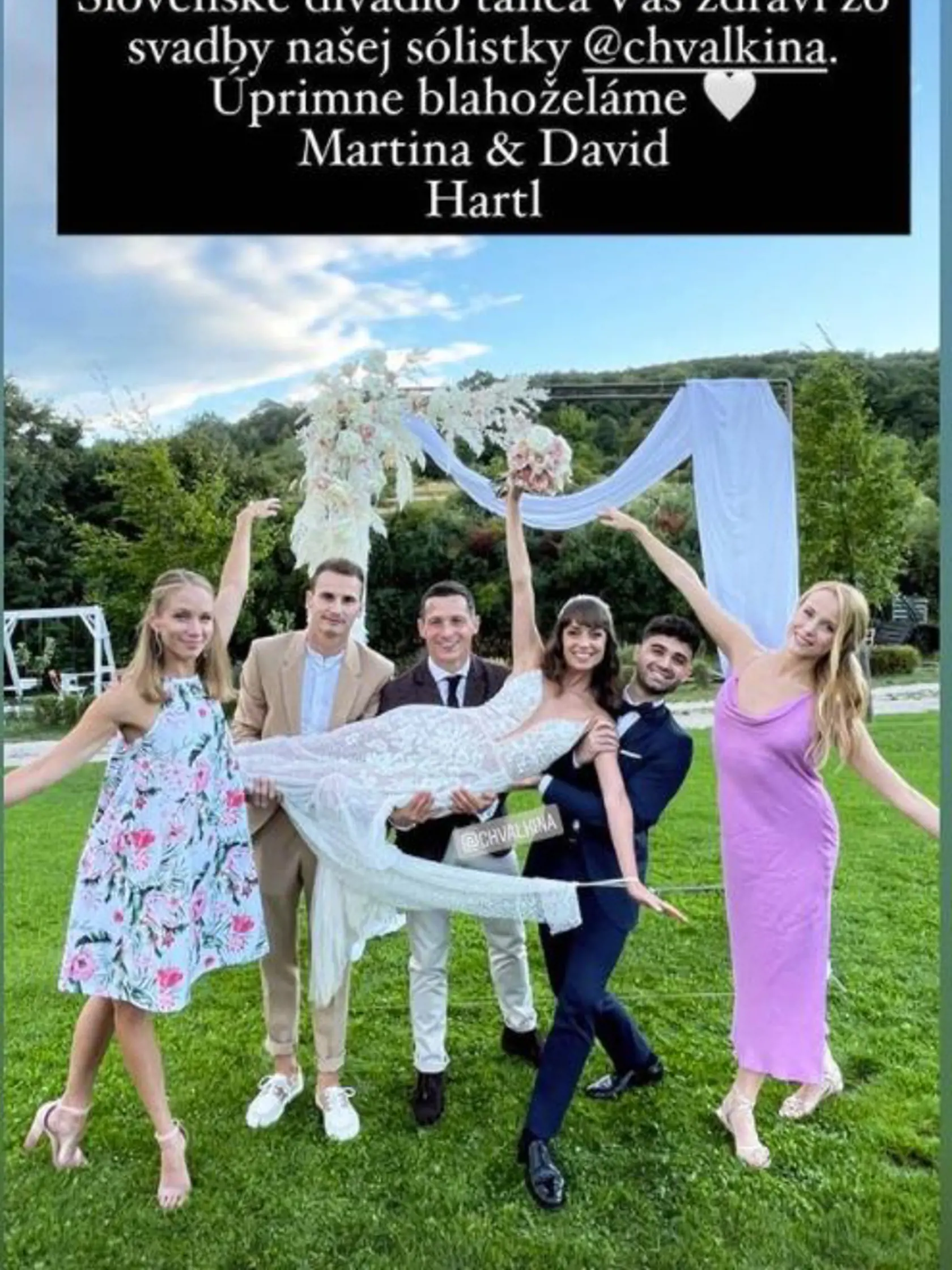 Herec David Hartl sa oženil. Manželka mala nádherné šaty.