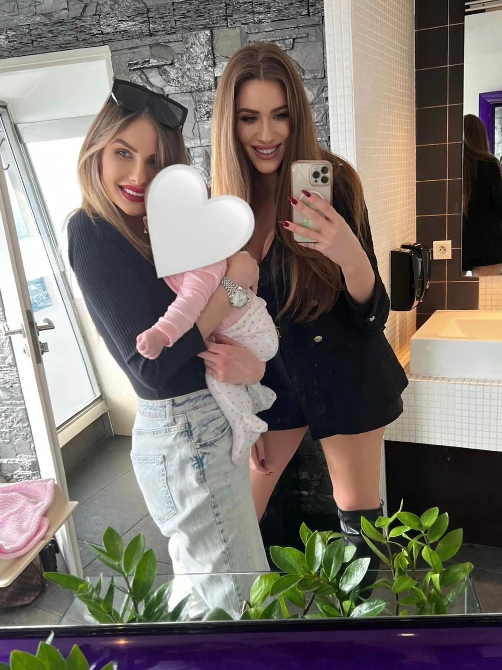 Broňa Gregušová s dcérkou a sestrou Luciou
