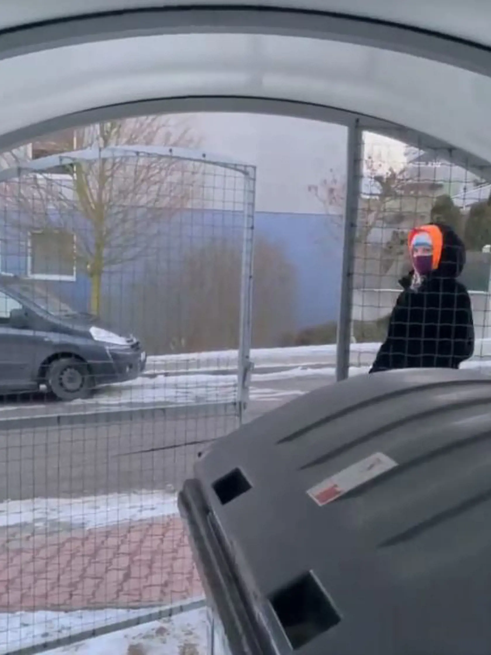 Viktor zverejnil takéto zábery Adely. Vyzerá ako bubák pri smetiakoch.