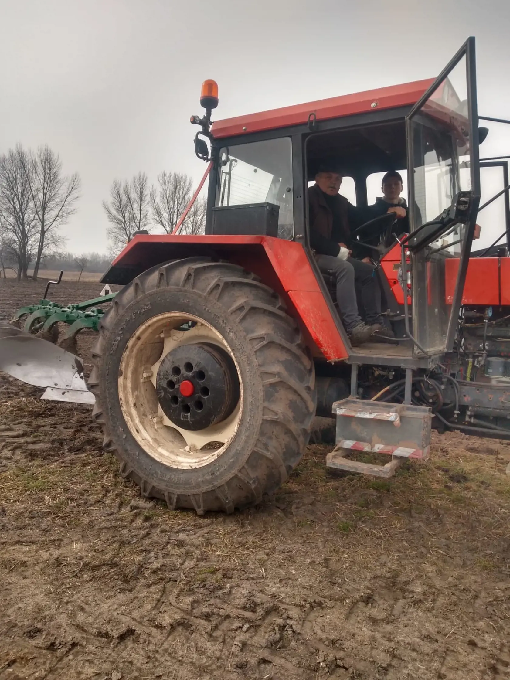 Dvere na traktore boli otvorené a starosta s nimi trieskal.