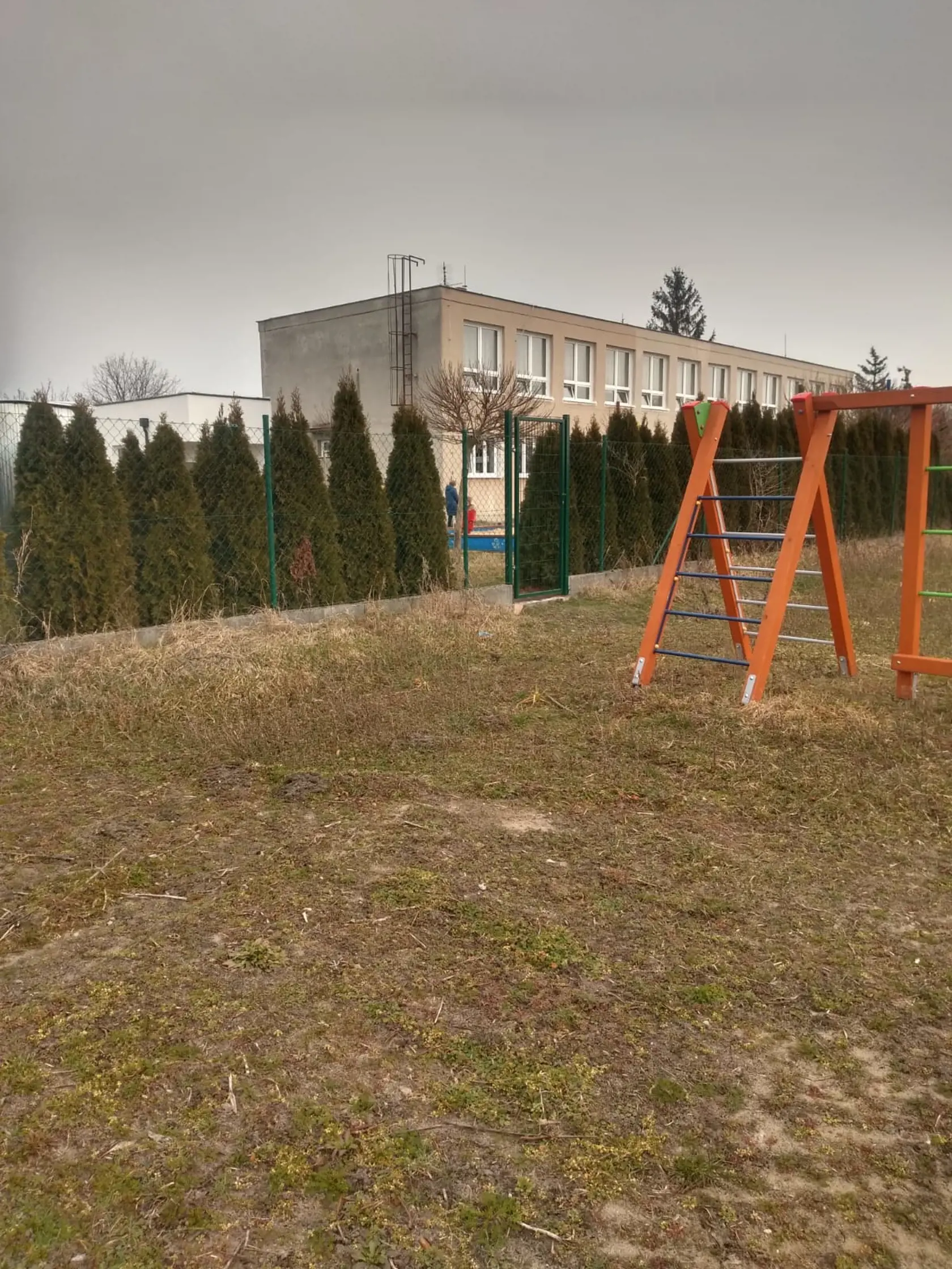 Starosta preliezol tento plot od materskej škôlky a rozbehol sa za traktorom, v ktorom sedel podnikateľ so synovcom.
