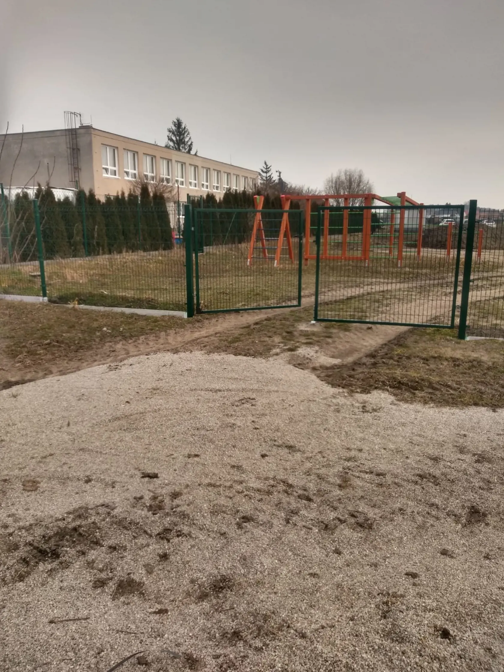 Starosta preliezol tento plot od materskej škôlky a rozbehol sa za traktorom, v ktorom sedel podnikateľ so synovcom.