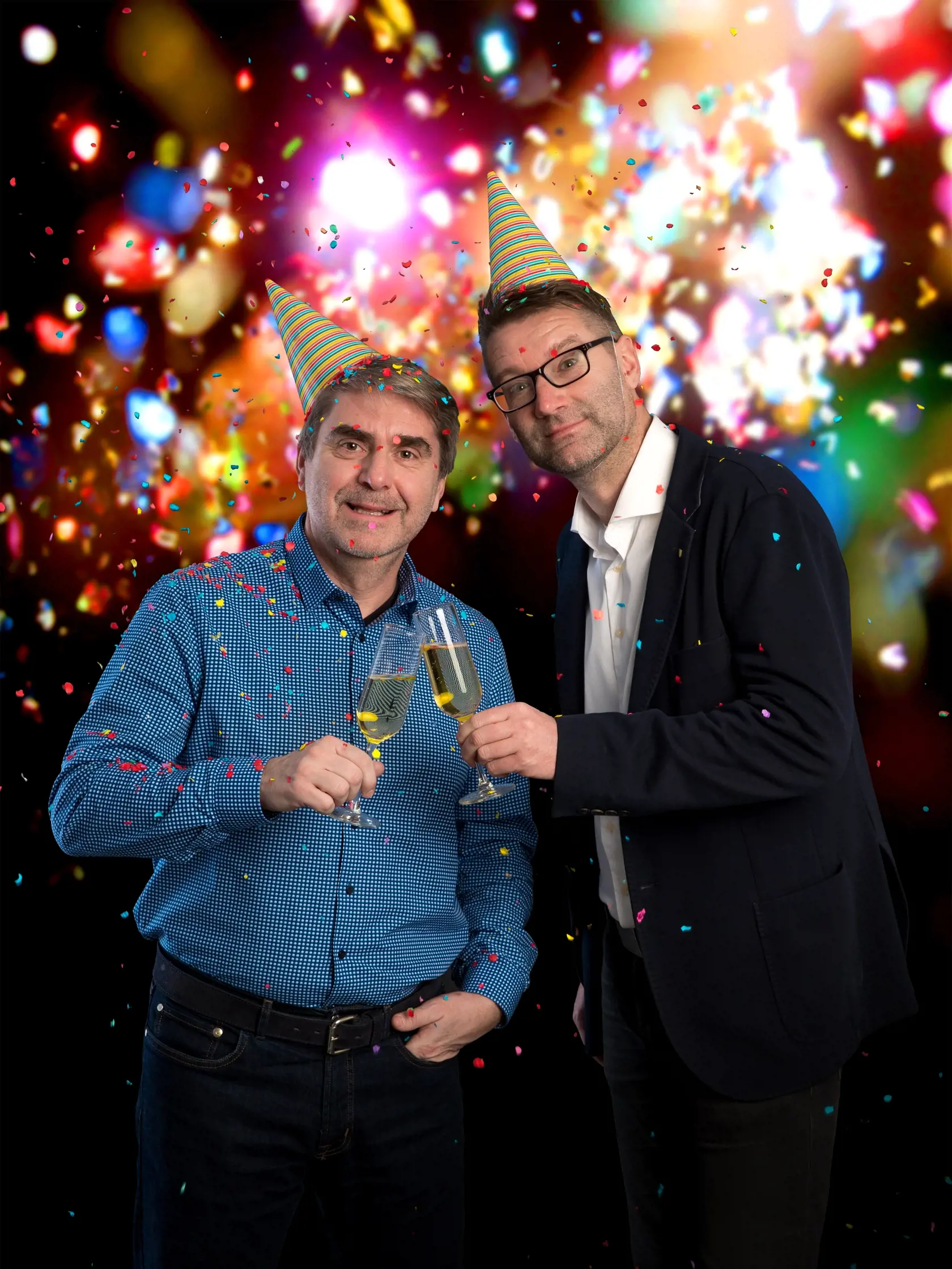Humoristi Peter Marcin a Andy Kraus pózovali pre TV magazín denníka Plus Jeden Deň. Téma: Silvester a Nový rok