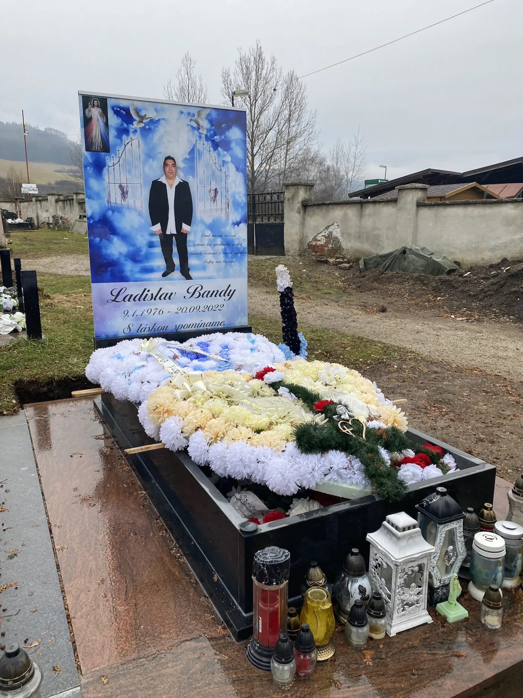 Hrob zosnulého obľúbeného rómskeho speváka zo Spiša Ladislava Bandyho (†46) alias Kokyho sa od iných honosných rómskych hrobov líši. Jeho je farebný!