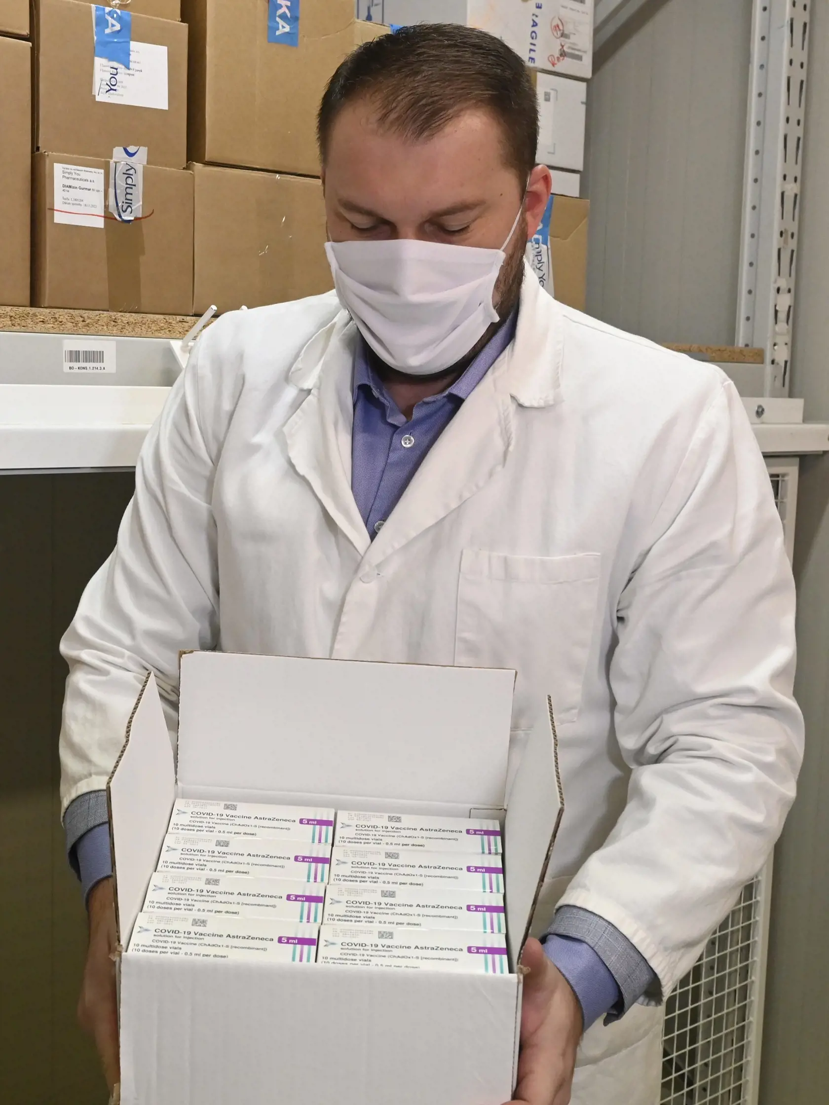 Balenia očkovacích látok proti ochoreniu COVID-19 od výrobcu AstraZeneca sú už v distribučnom sklade lekárnickej akciovej spoločnosti Unipharma 10. februára 2021 v Bojniciach. FOTO TASR - Radovan Stoklasa