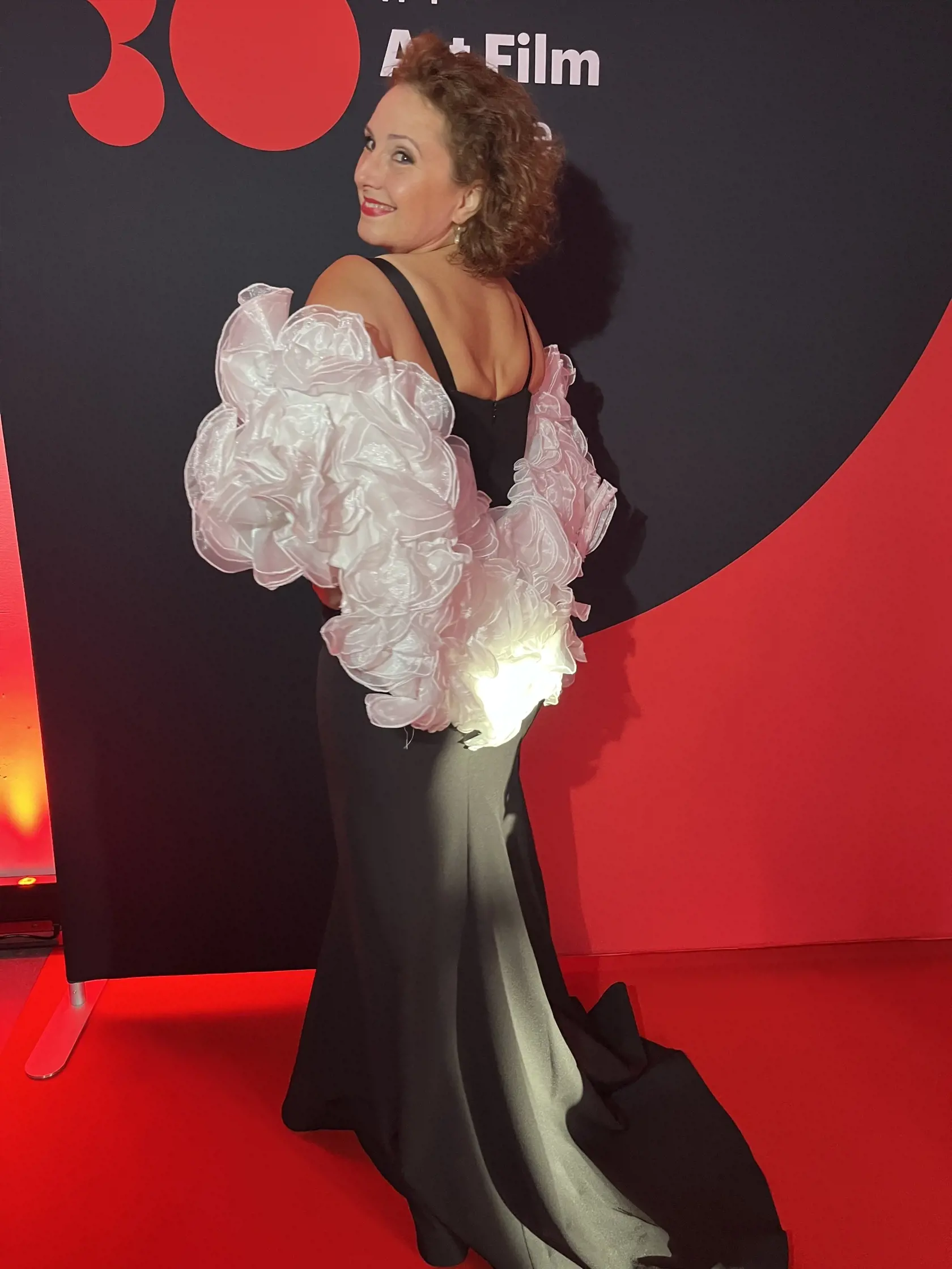 Vynikajúca a uznávaná herečka Zuzana Mauréry ochotne zapózovala fotografom. Na košický Art Film prišla ako ozajstná diva. V čiernych šatách s výrazným, hlbokým a sexi dekoltom pútala pohľady.