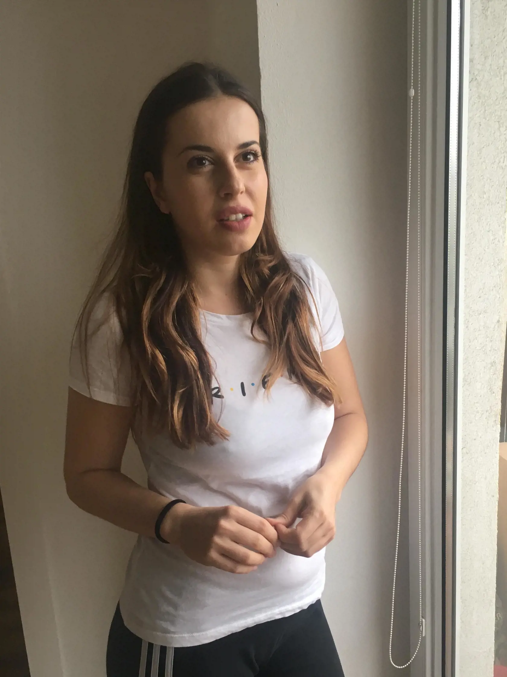 V šoku: "Jej smrť nikto nevie stráviť. Poznali sme sa, stretávali sme sa v študentských kaviarňach, či na chodbách divadiel a internátu. Bola to výnimočná osobnosť. Želám úprimnú sústrasť rodine, blízkym priateľom, kolegom. Verím, že Monika nájde raj tam hore, keď ho nenašla tu..." spomína Viktória Predanociová.
