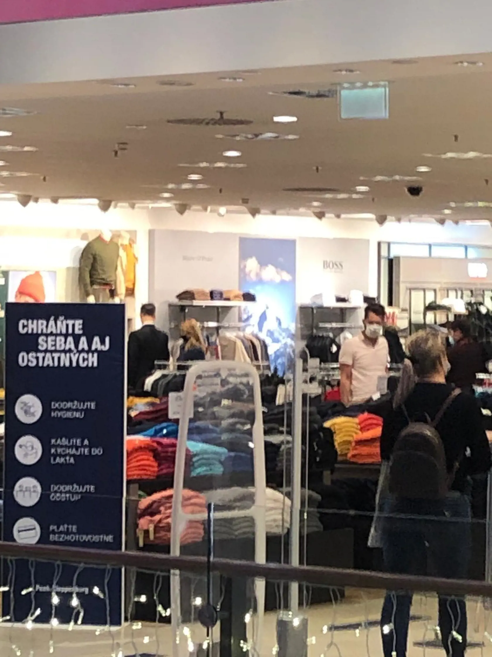 Pár zaujala aj sekcia so svetrami.
