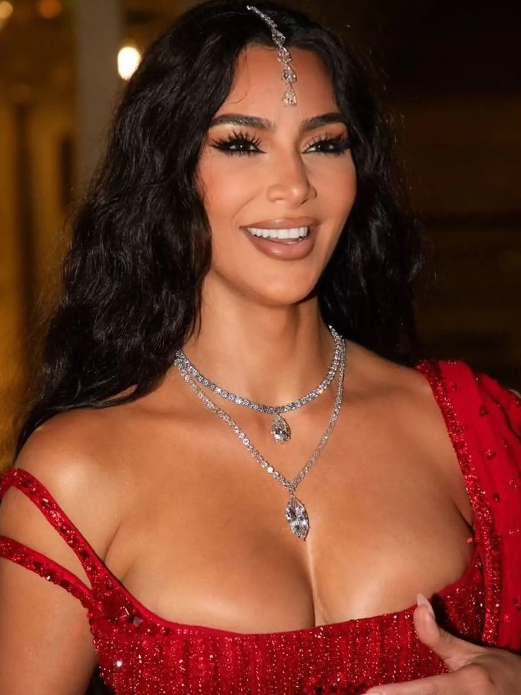 Kim Kardashian ledva napratala svoj bujný dekolt do podprsenky.
