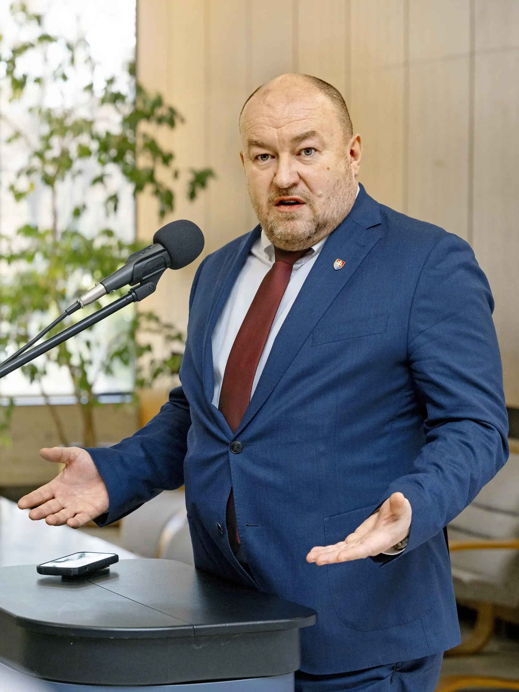 Témou diskusie bola aj situácia vo vládnej koalícii. Huliak si nemyslí, že by sa vládna koalícia rozpadla pre lídra SNS Andreja Danka, no zároveň sa mu nepáči, že niečo podpíše a následne vznikne problém. Stohlová zopakovala, že súčasnú vládnu koalíciu považuje PS za zlepenec, ktorý sa rozpadá.