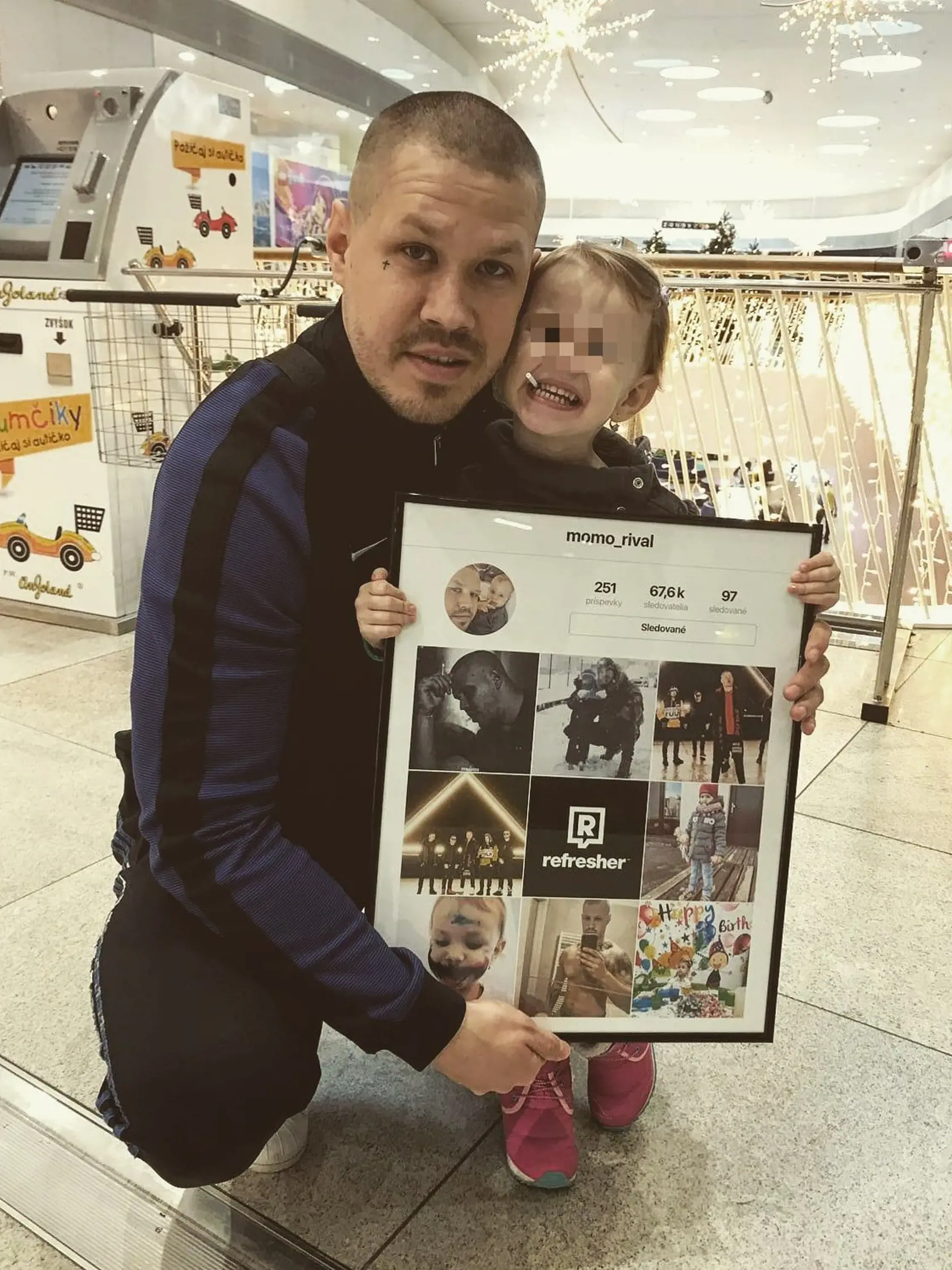 Známy raper sa na parkovisku nákupného centra dostal do konfliktu so starostom obce Malé Leváre (okres Malacky) Adrianom Perneckým.
