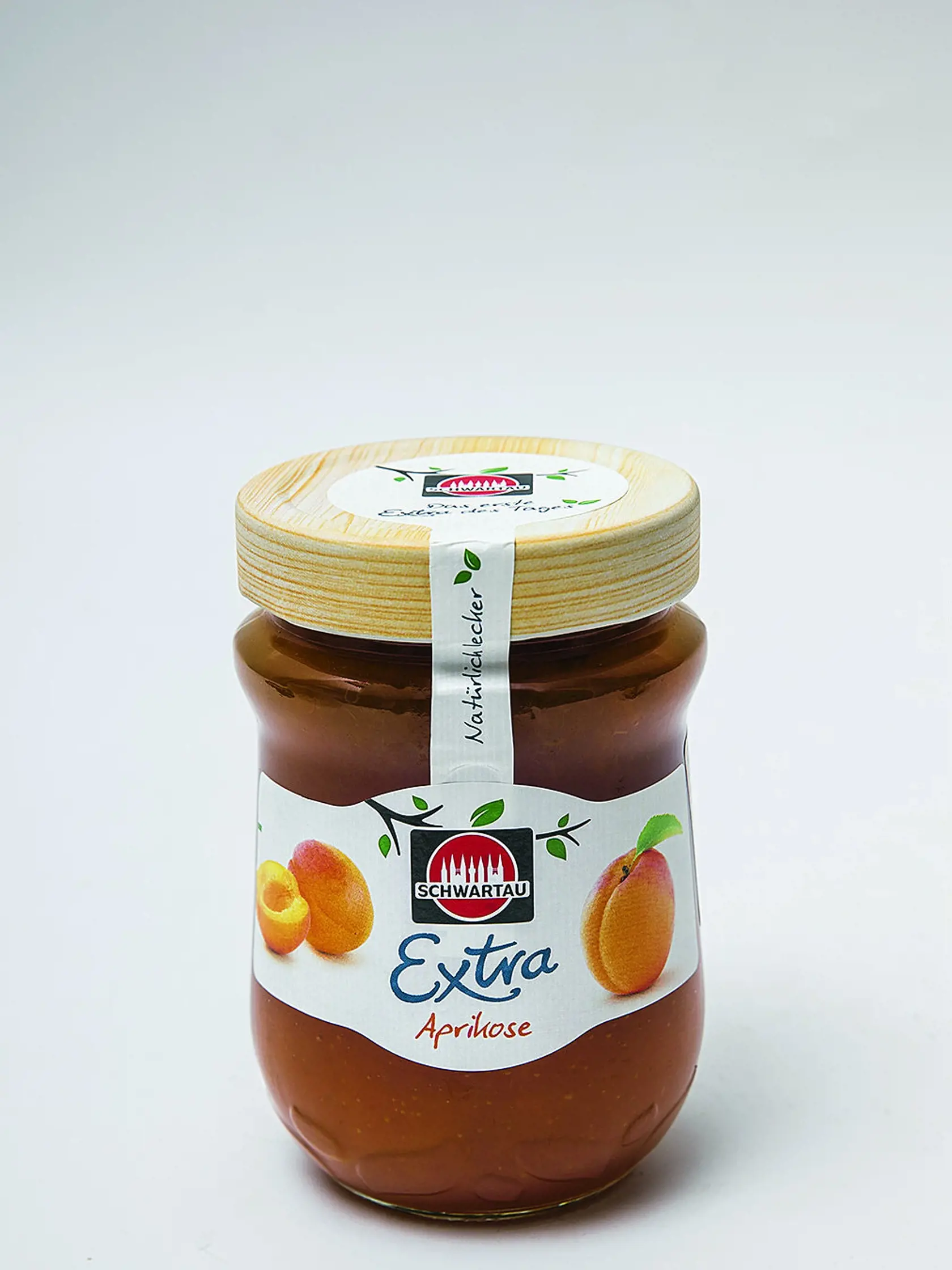 Extra Aprikose
Schwartau, 340 g
Krajina pôvodu/ Nemecko
Zloženie/ marhule, cukor, koncentrát prírodnej šťavy, želírujúca látka: pektín
Podiel ovocia/ 50 g na 100 g džemu
Energia v 100 g/ 977 kJ Sacharidy/ 55,2 g, z toho cukry/ 54 g
Redakcia hodnotí: „Najmarhuľovejší“ džem – prekvapí nádhernou oranžovou farbou, mimoriadne silnou vôňou a lahodnou chuťou. Džem je stredne hustý, s najväčšími kúskami marhúľ. Chuť je výrazná, primerane sladká a mierne horkastá, cítiť dochuť marhuľových jadier, z