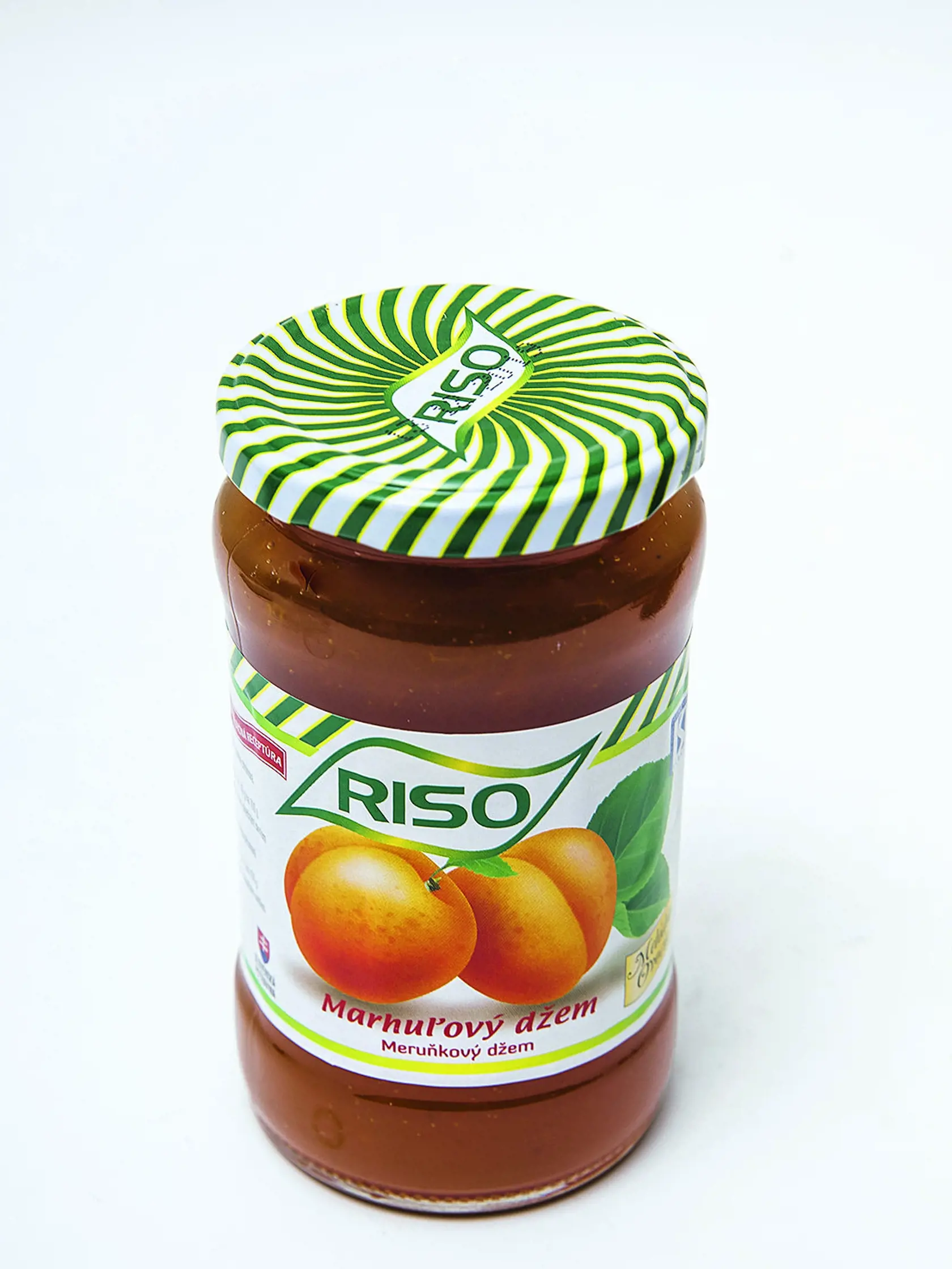 Marhuľový džem
Riso, 340 g
Krajina pôvodu/ Slovensko
Zloženie/ marhule 52 %, cukor, regulátor kyslosti: kyselina citrónová
Podiel ovocia/ 55 g na 100 g džemu
Energia v 100 g/ 1 109 kJ Sacharidy/ 64,28 g z toho cukry/ 62,6 g
Redakcia hodnotí: Najhustejší žltooranžový džem má intenzívnu marhuľovú vôňu a tuhú, takmer lekvárovú konzistenciu s väčšími kúskami dužiny. Chuť je výborne vyvážená – výrazne ovocná, príjemne sladká s ľahkou pikantnou dochuťou. Najväčšmi pripomína domáci džem a má najv