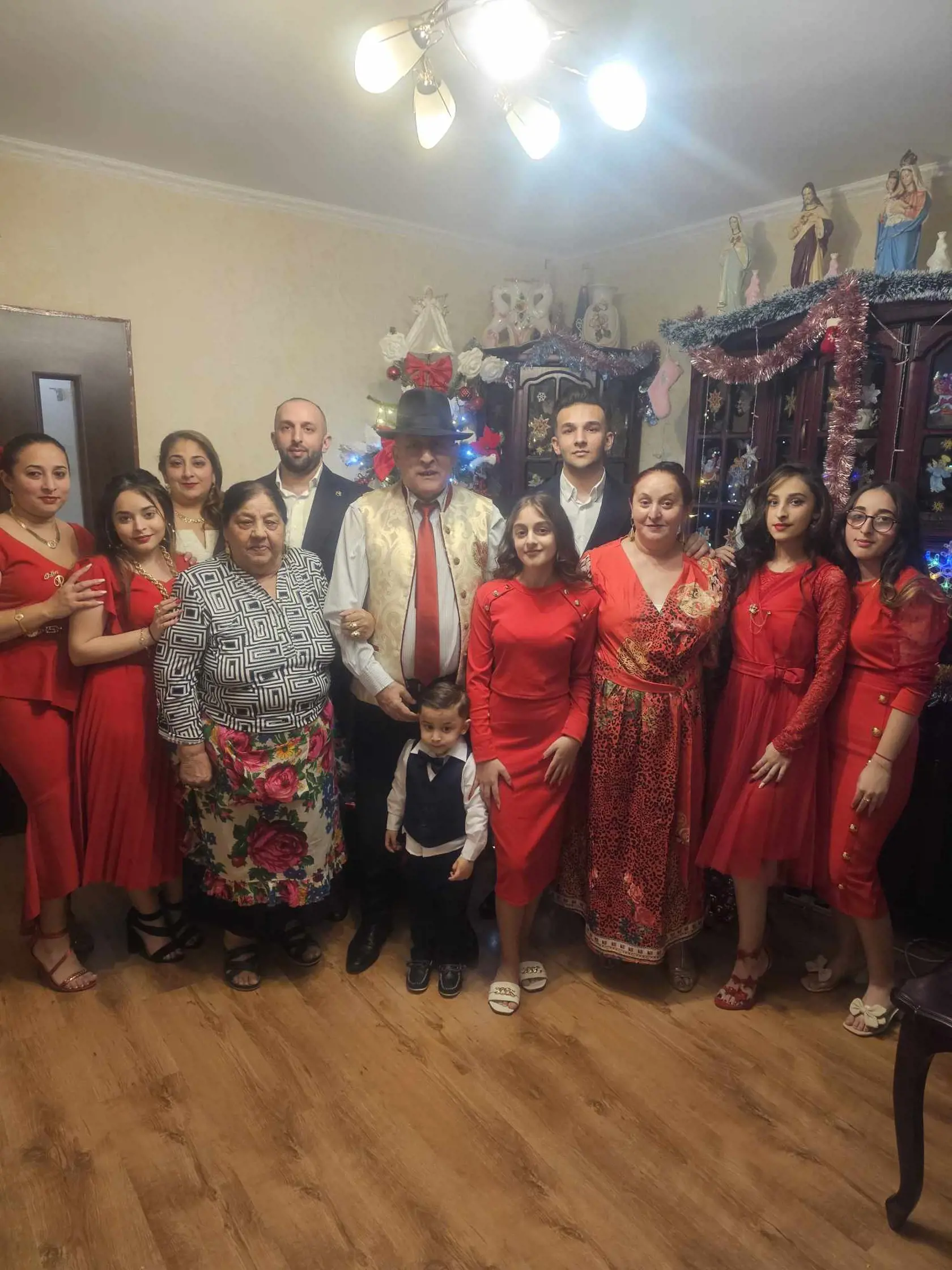 Samozrejme po večeri nasleduje rozbaľovanie darčekov, čo v minulosti až tak bežné nebolo. Náladu si ešte zlepšujú počúvaním tradičných rómskych piesní, ktoré sú dosť clivé a mládež počúva modernú rómsku hudbu.