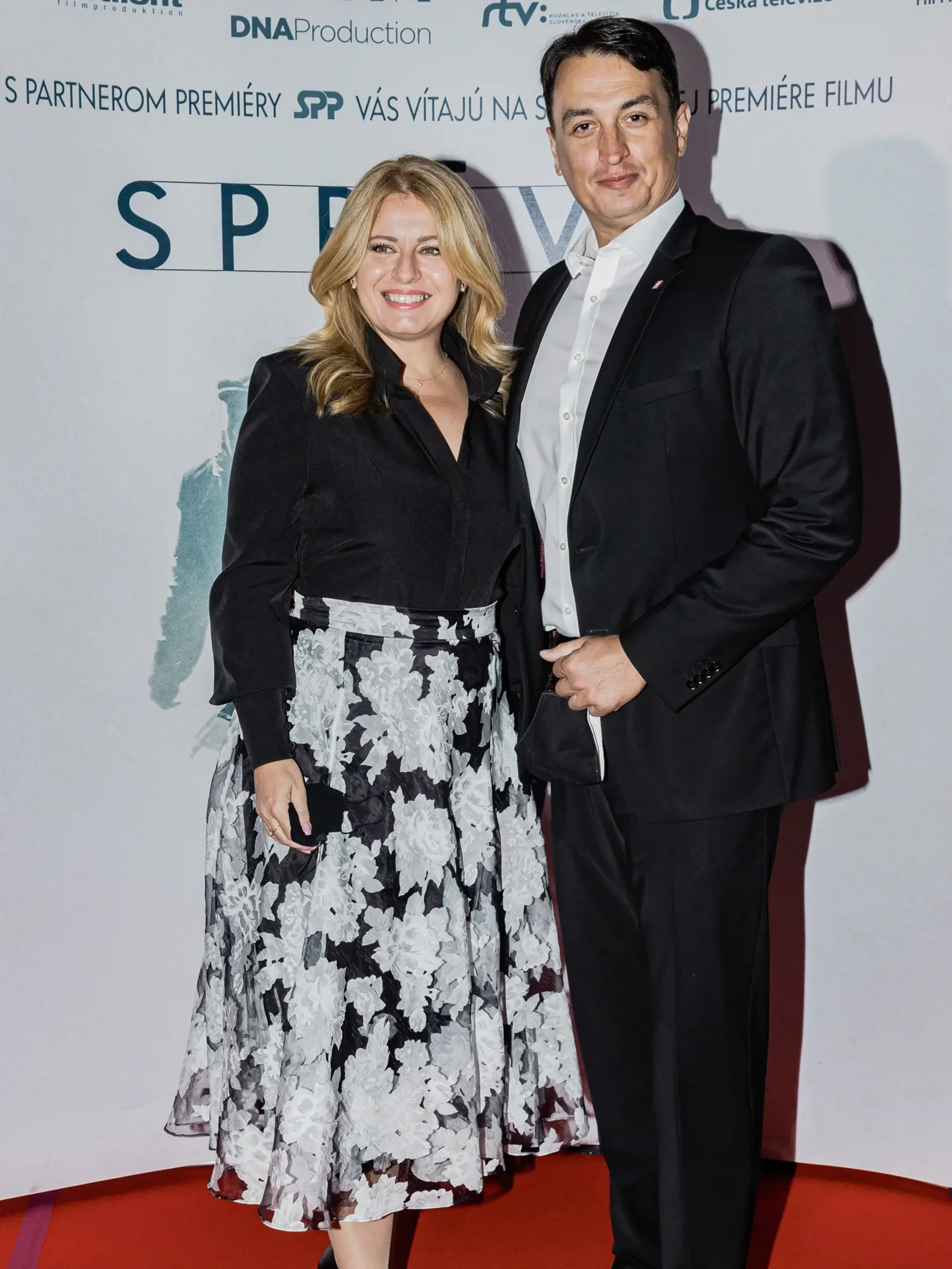 Na snímke prezidentka Zuzana Čaputová s partnerom Jurajom Rizmanom prichádzajú na premiéru filmu Petra Bebjaka, Správa.