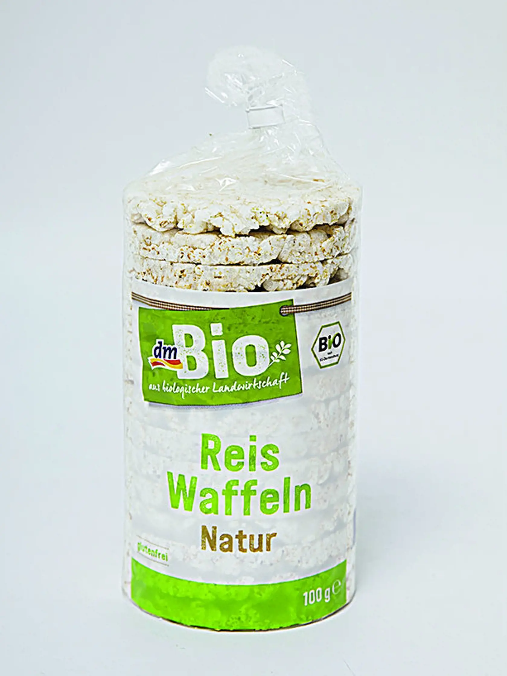 Bio Ryžové chlebíčky Natur dmBio, 100 g Predáva/ DM Krajina pôvodu/ Rakúsko Zloženie/ celozrnná bioryža 99 %, biosezam 1 % Energia v 100 g/ 1 639 kJ Bielkoviny/ 8,5 g Sacharidy/ 78 g Tuky/ 3,7 g Soľ/ 0,01 g REDAKCIA HODNOTÍ: Celozrnné ryžové biochlebíčky majú hrubý okrúhly tvar a ľahkú vzdušnú štruktúru. Na zahryznutie sú príliš suché a trocha drobivé, pri žuvaní sa mierne lepia. Keďže nie sú osolené, dajú sa jesť aj nasladko – s marmeládou alebo s ovocím. 