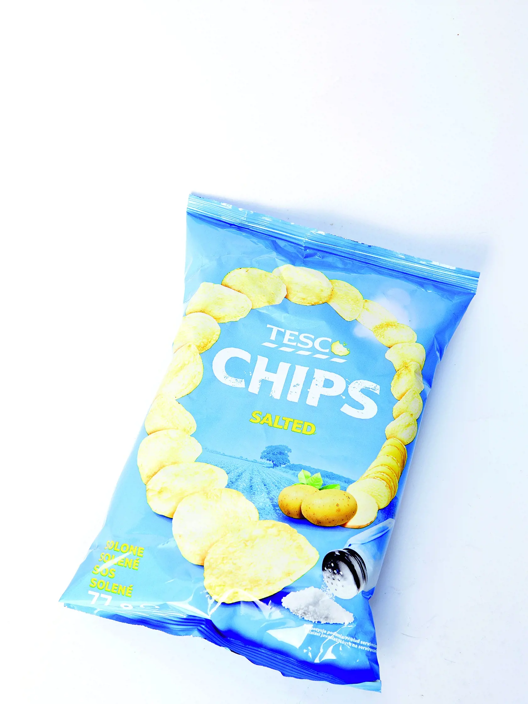 Chips Salted
Tesco, 77 g
Cena za 100 g/ 0,84 €
Predáva/ Tesco Krajina pôvodu/ Poľsko
Zloženie/ zemiaky 62 %, slnečnicový olej, jedlá soľ
Energia v 100 g/ 2 253 kJ Tuky/ 35 g Soľ/ 1,5 g
Redakcia hodnotí: Najsvetlejšie smažené lupienky majú správnu veľkosť, ale sú príliš tenké a bledé. Pri žuvaní takmer nechrumkajú, v porovnaní s ostatnými sú mastnejšie a slanšie, no cítiť v nich chuť zemiakov.