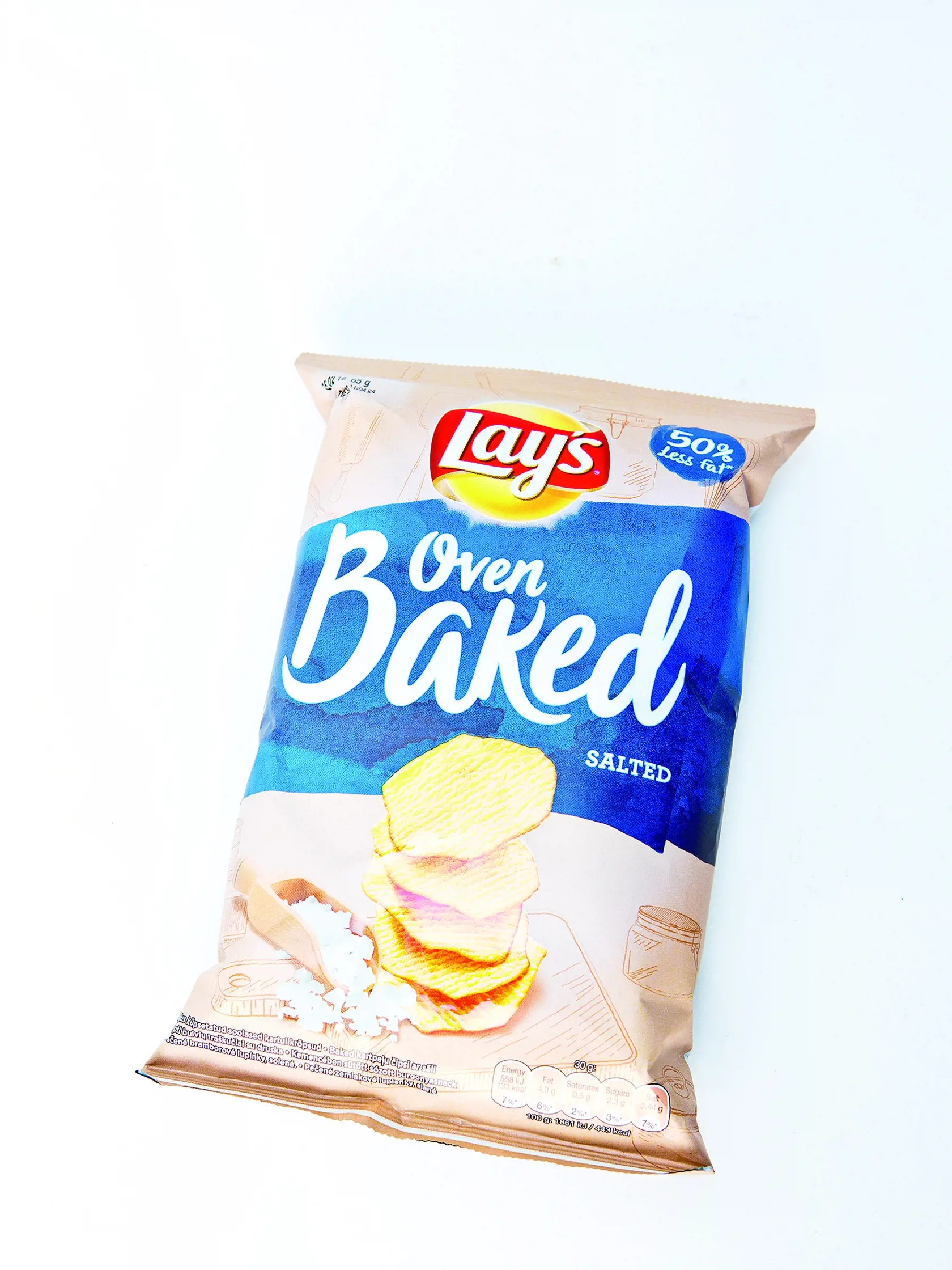 Oven Baked Salted
Lay’s, 65 g
Cena za 100 g/ 1,22 €
Krajina pôvodu/ Poľsko
Zloženie/ zemiakové vločky 57 %, škrob, rastlinný repkový olej, cukor, pšeničná múka, jedlá soľ, emulgátor: sójový lecitín, dextróza
Energia v 100 g/ 1 861 kJ Tuky/ 14 g Soľ/ 1,47 g
Redakcia hodnotí: Najhrubšie lupienky sú väčšie, no príliš svetlé, akoby trocha nedopečené. Nie sú to plátky zemiakov, lupienky sú vyrobené zo zemiakového cesta. Pri žuvaní sú tvrdšie a chrumkavé, ale veľmi chutné, suchšie a menej osolen