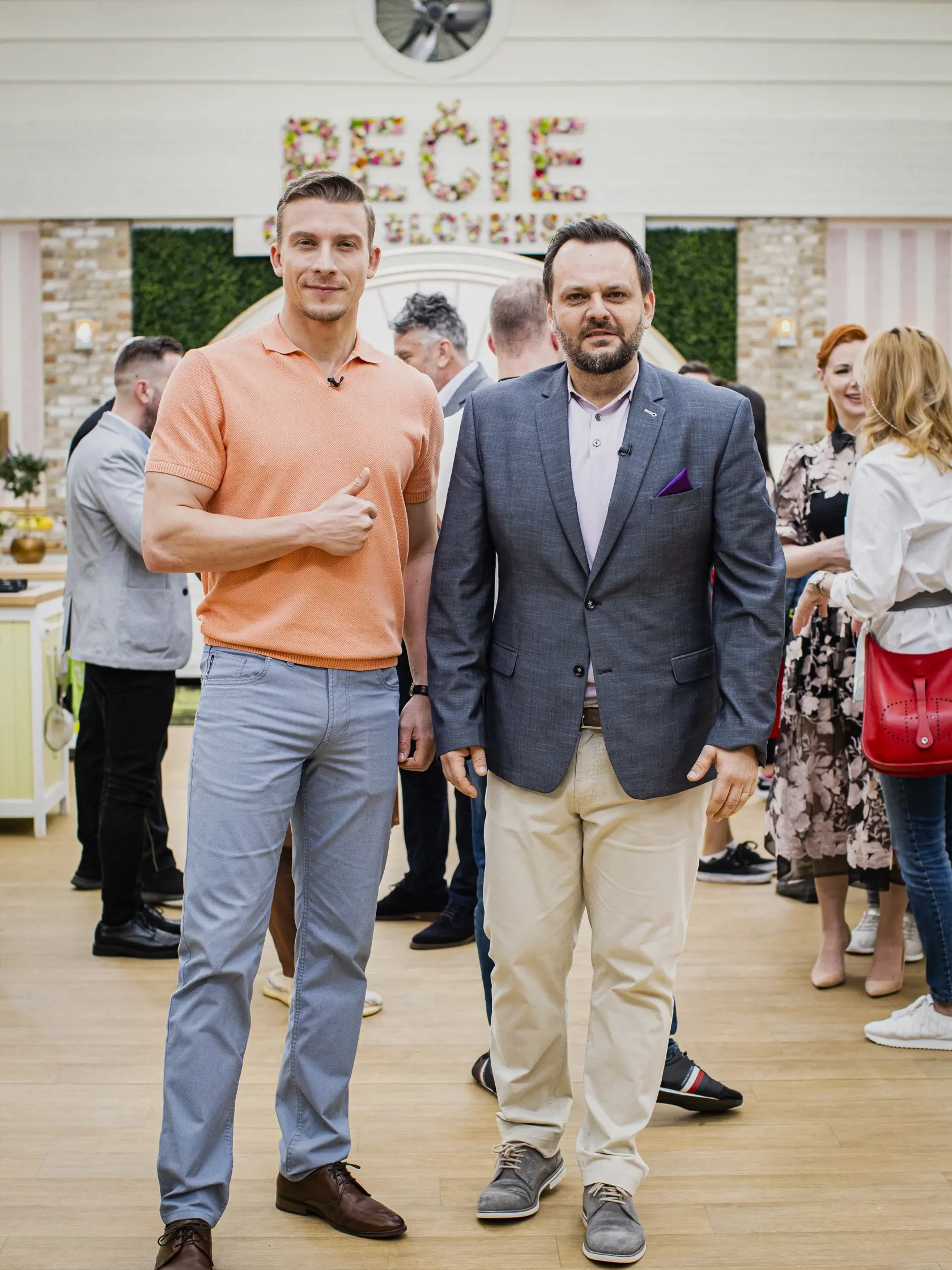 Na snímke Juraj Bača a Milan Zimnýkoval počas natáčania tretej série programu RTVS Pečie celé Slovensko.