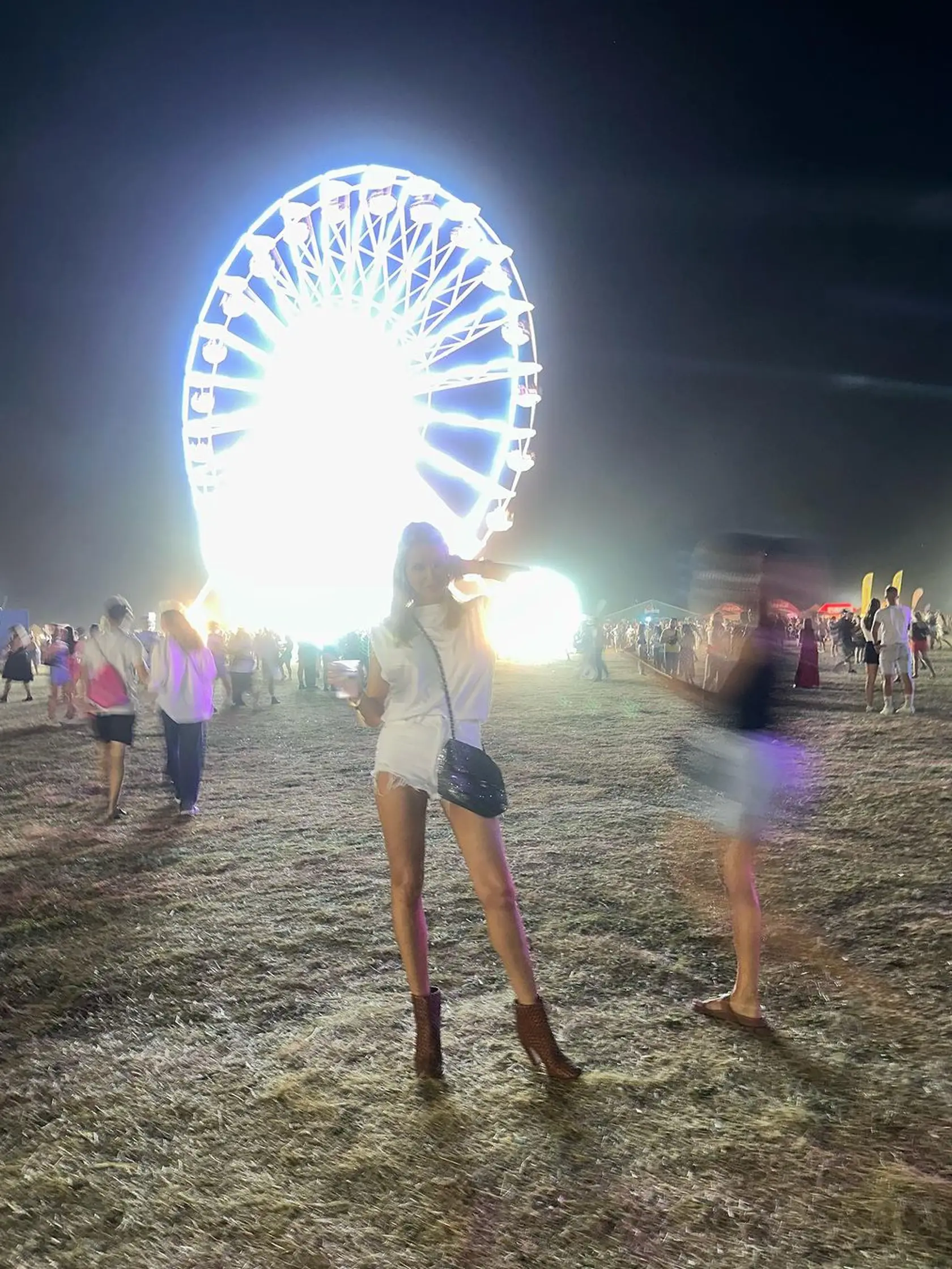 Festival Lovestream prilákal mnohé známe tváre. Na snímke celebritná lekárka Alena Pallová. Tá si obula členkové čižmy na opätku.