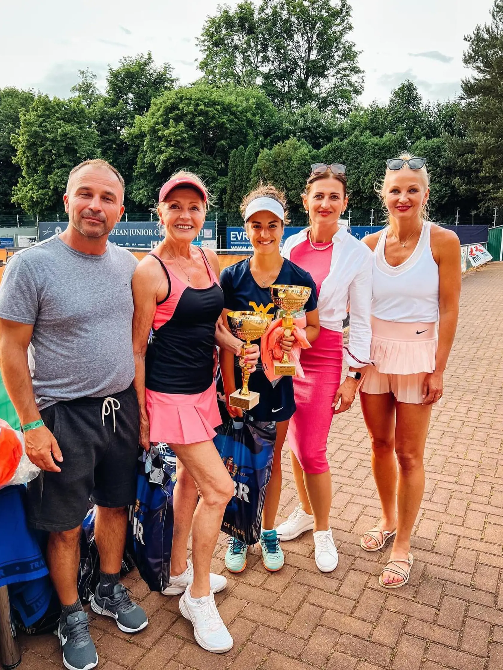 V júni chodí Helena Vondráčková na tenisový turnaj do Přerova. A s raketou to stále vie!