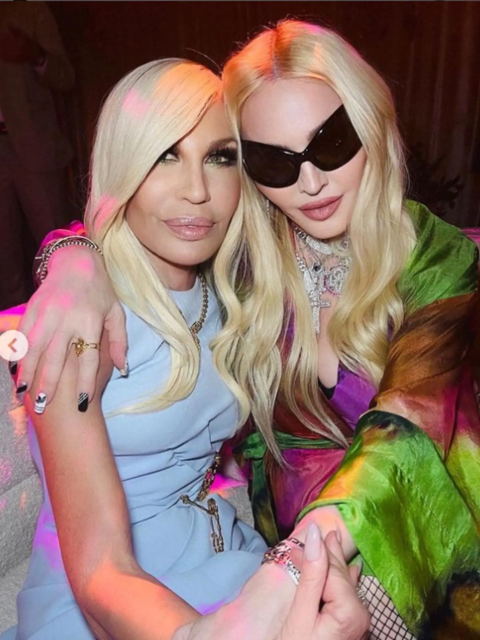 Madonna je na dotyky. Túlila sa aj k Versace.