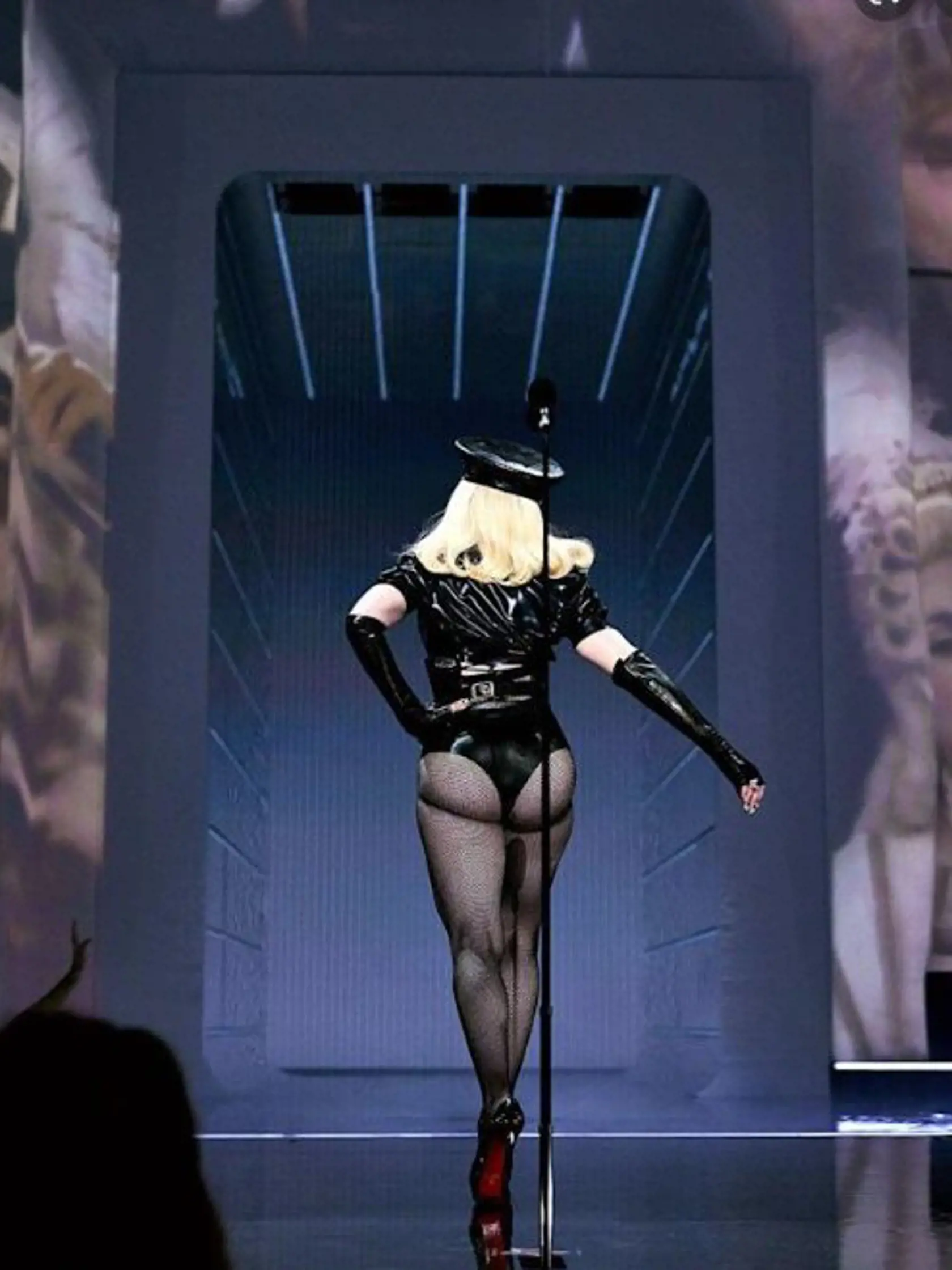 Popová diva Madonna je známa takýmto štýlom obliekania.