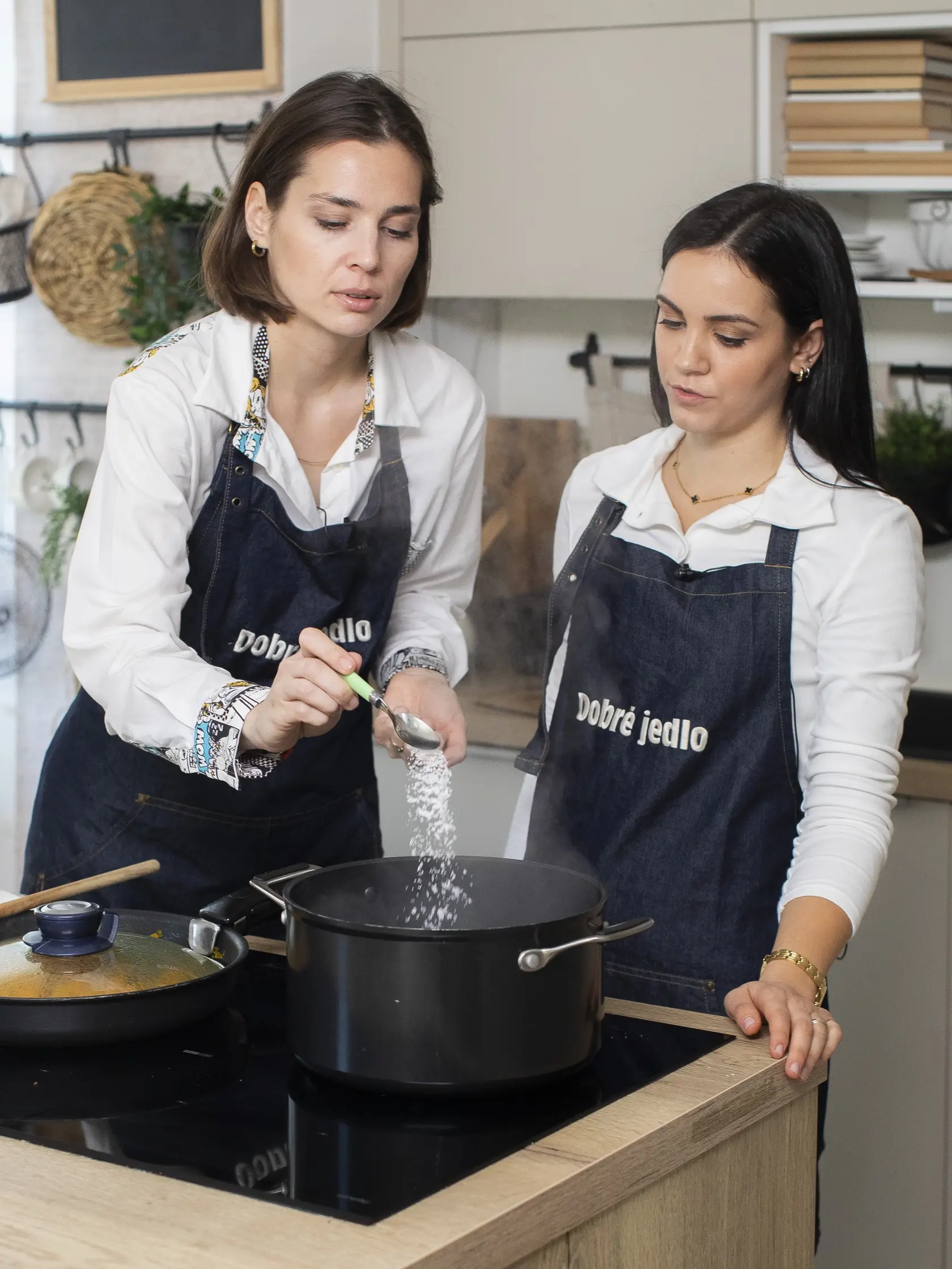 Moderátorka Lucia Hlaváčková s kamarátkou Mariyou navarila tekvicové špagety a polievku Minestrone. 

recept:
SPAGETTI ZUCCA
(TEKVICOVÉ
ŠPAGETY)
2 PORCIE, PRÍPRAVA 10 MINÚT, VARENIE 20 MINÚT
• 220 g špagiet
• 1 strúčik cesnaku
• 1 vetvička rozmarínu
• 3 až 4 lístky šalvie
• 300 g oranžovej tekvice
• 80 g specku (tenké plátky sušenej,
jemne údenej talianskej šunky)
• soľ, mleté čierne korenie
1. V mierne osolenej vode uvarte špagety na zhryz podľa návodu na obale.
2. Medzitým opečte v hlbšej panvici na oleji strúčik cesnaku a bylinky. Pridajte nadrobno nakrájanú tekvicu a opekajte do mäkka
asi 10 minút. Vyberte cesnak a bylinky
a tekvicu popučte varechou alebo vidličkou na hrubo.
3. Prilejte trocha vývaru z uvarených cesto- vín, aby bola zmes krémovejšia. Primiešajte špagety a podávajte posypané do chrumka- va opečeným speckom. Buono Appetito!

MINESTRONE
DI VERDURE
(ZIMNÁ ZELENINOVÁ
POLIEVKA)
4 PORCIE, PRÍPRAVA 15 MINÚT, VARENIE 30 MINÚT
• pol cibule • olivový olej • 2 mrkvy
• 1 cuketa • 2 zemiaky • 2 paradajky
• 1 stonka zeleru • 200 g bielej fazule (najlepšie mrazenej) • 200 g mrazeného hrášku • 2 litre vody • 1 lyžička sódy bikarbóny • 1 lyžica paradajkového pretlaku • kúsok kôry z parmezánu
• parmezán podľa chuti • čerstvá petržlenová vňať • soľ, čierne mleté korenie
Na krutóny:
• 1 starší rožok • olivový olej
• 1 väčší strúčik cesnaku • 2 lístky šalvie a 1 vetvička rozmarínu 1. V hrnci na oleji krátko opečte nadrobno nakrájanú cibuľu.
2. Pridajte na drobné kocky na- krájanú mrkvu, cuketu, zemiaky, paradajky, zeler a fazuľu s hráškom. Pár minút opekajte a prilejte horúcu vodu. Pridajte sódu bikarbónu, kto- rá polievku zjemní a zachová sviežu farbu zeleniny.
3. Pripravte krutóny: Rožok nakrá- jajte na kocky. V panvici na oleji krátko osmažte rozpučený strúčik cesnaku, lístky šalvie a prípadne rozmarín. Pridajte rožok a opečte do zlatista.
4. Keď polievka zovrie, pridajte pa- radajkový pretlak a ak máte, vložte kôru z parmezánu, ktorá v pravom talianskom recepte nesmie chýbať. Osoľte a okoreňte.
5. Polievku odstavte, keď je zelenina mäkká. Na tanieroch do nej pridaj- te nastrúhaný parmezán, olivový olej a krutóny. Môžete posypať petržlenovou vňaťou.