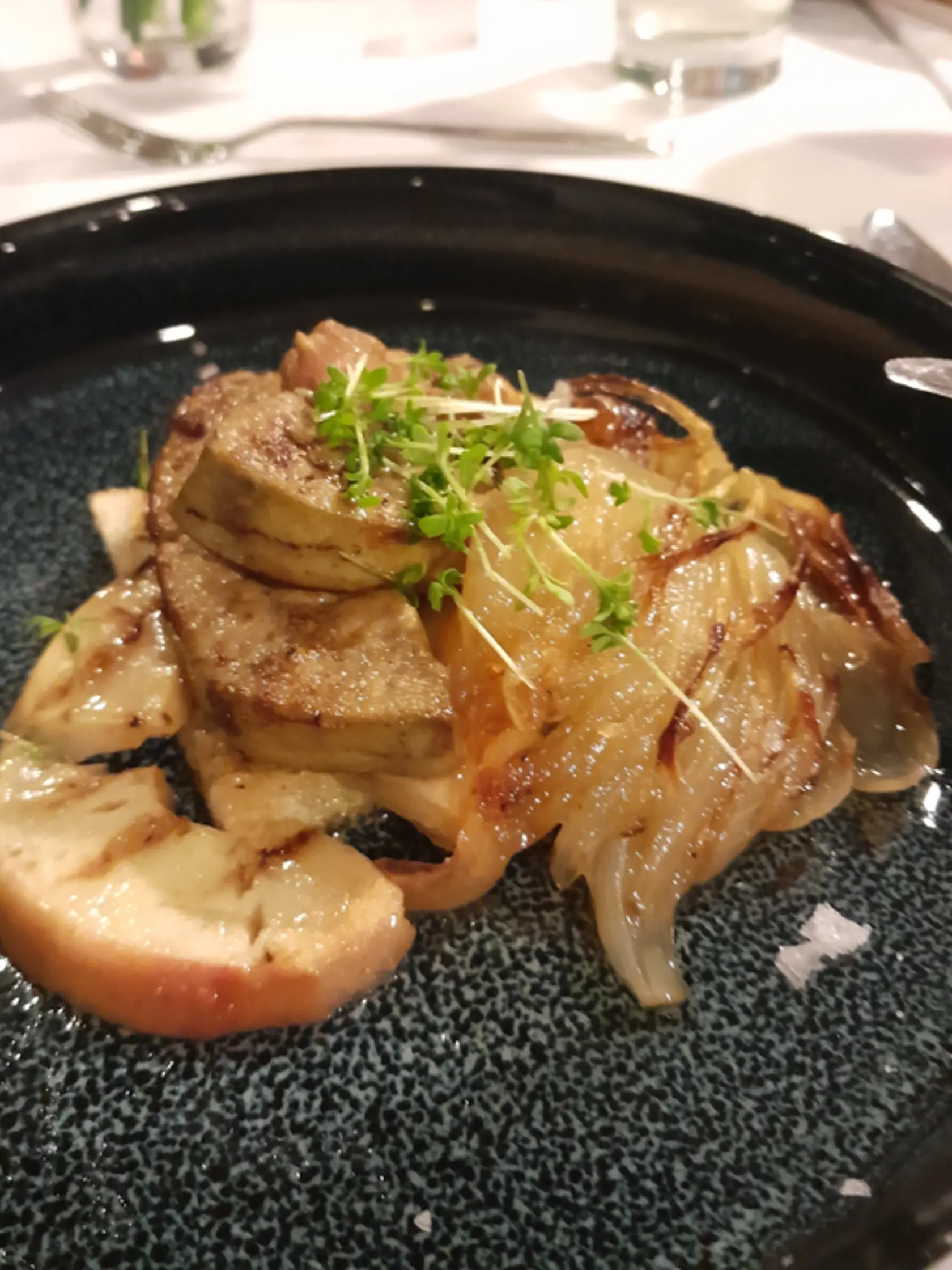 Za toto foie gras s jablkom by sa nemusela hanbiť ani michelinská reštaurácia.