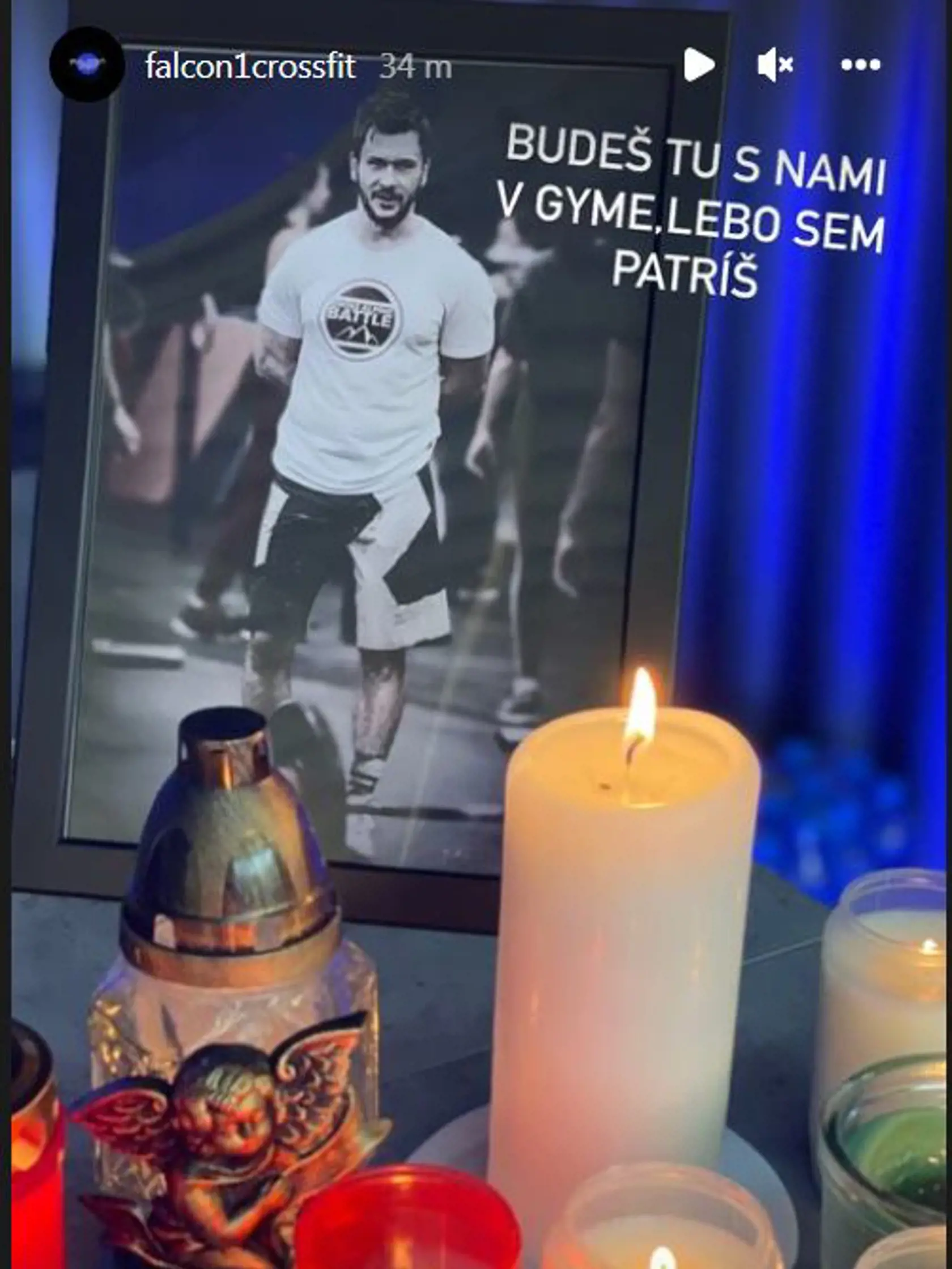 Fotka Jindra v čiernom rámčeku v gyme kde pôsobil je obložená sviečkami.