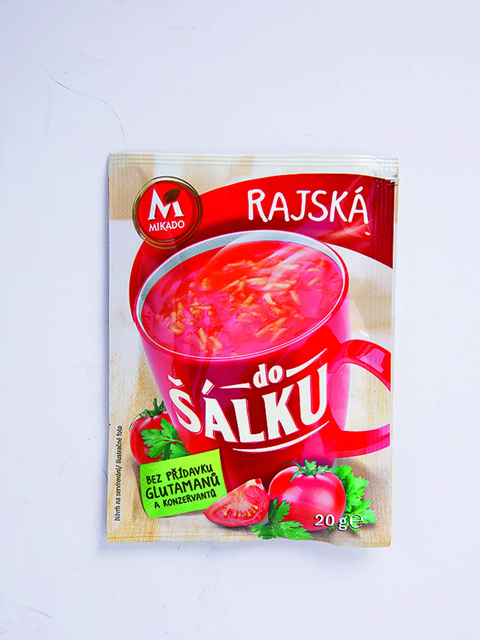 Paradajková polievka s cestovinami Mikado, 20 g Predáva/ Lidl Krajina pôvodu/ neuvedená Energia v 1 porcii/ 200 ml/ 286 kJ Zloženie/ cukor, paradajkový prášok 23 %, modifikovaný škrob, cestoviny 10 %, jedlá soľ, malto dextrín, škrob, kvasnicový extrakt, aróma, cibuľa, palmový tuk, koncentrát z červenej repy, bylinky, čierne korenie, farbivo: košenila. REDAKCIA HODNOTÍ: Najtmavšia, sýtočervená polievka má najkrajšiu paradajkovú vôňu a stredne hustú konzistenciu. Krátkych rezancov je trocha menej 