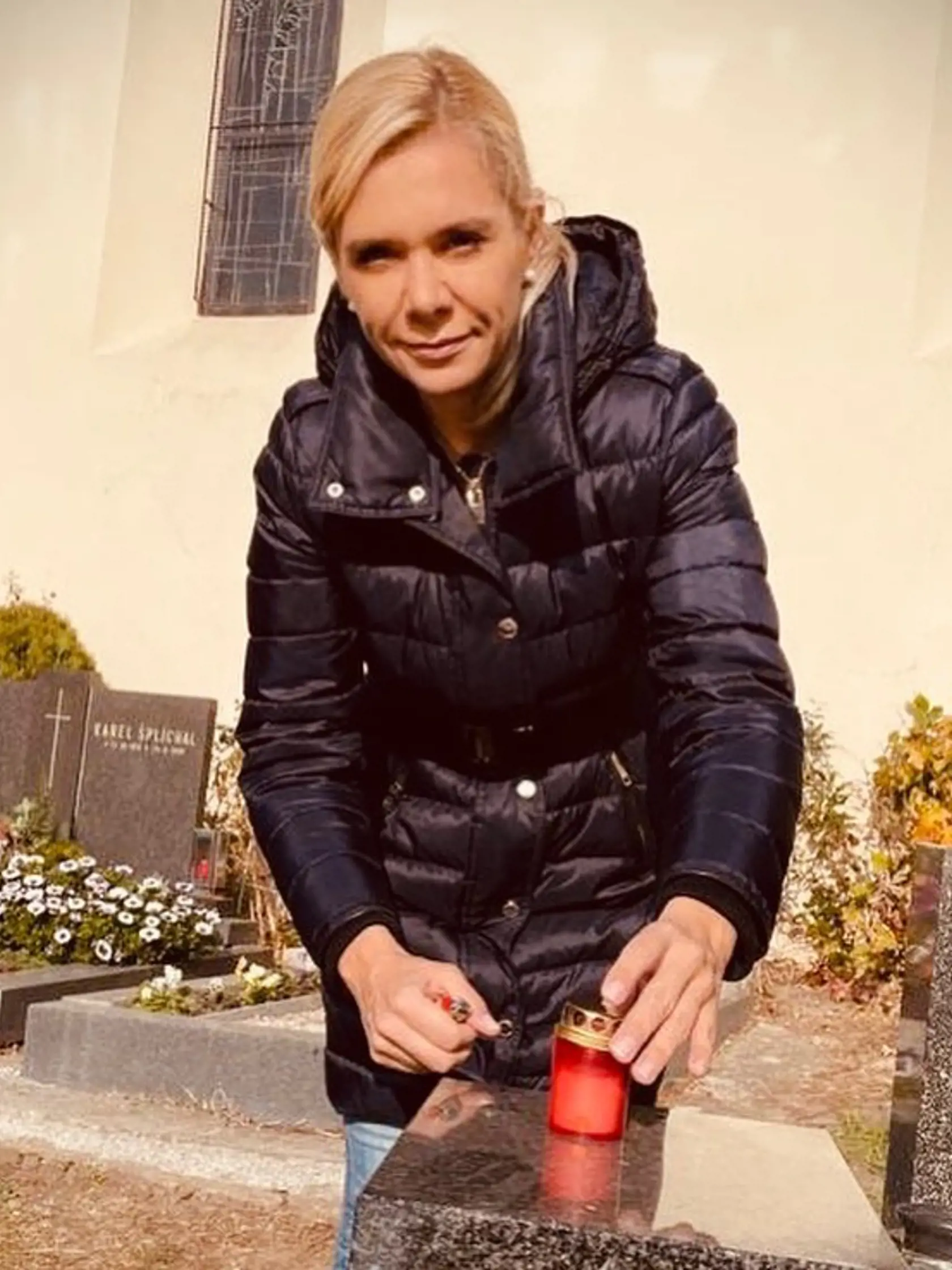 Exministerka vnútra Denisa Saková išla spomenúť na zosnulých. "Na Slovensku máme peknú tradíciu, spomaliť náš život aspoň na chvíľu, zapáliť sviečku na miestach, kde odpočívajú ľudia, ktorí boli v našich životoch dôležitý. Je to čas na zamyslenie sa, čo zanechali v našich životoch, kým sme dnes a čo chceme, aby zostalo po nás," napísala na sociálnej sieti.