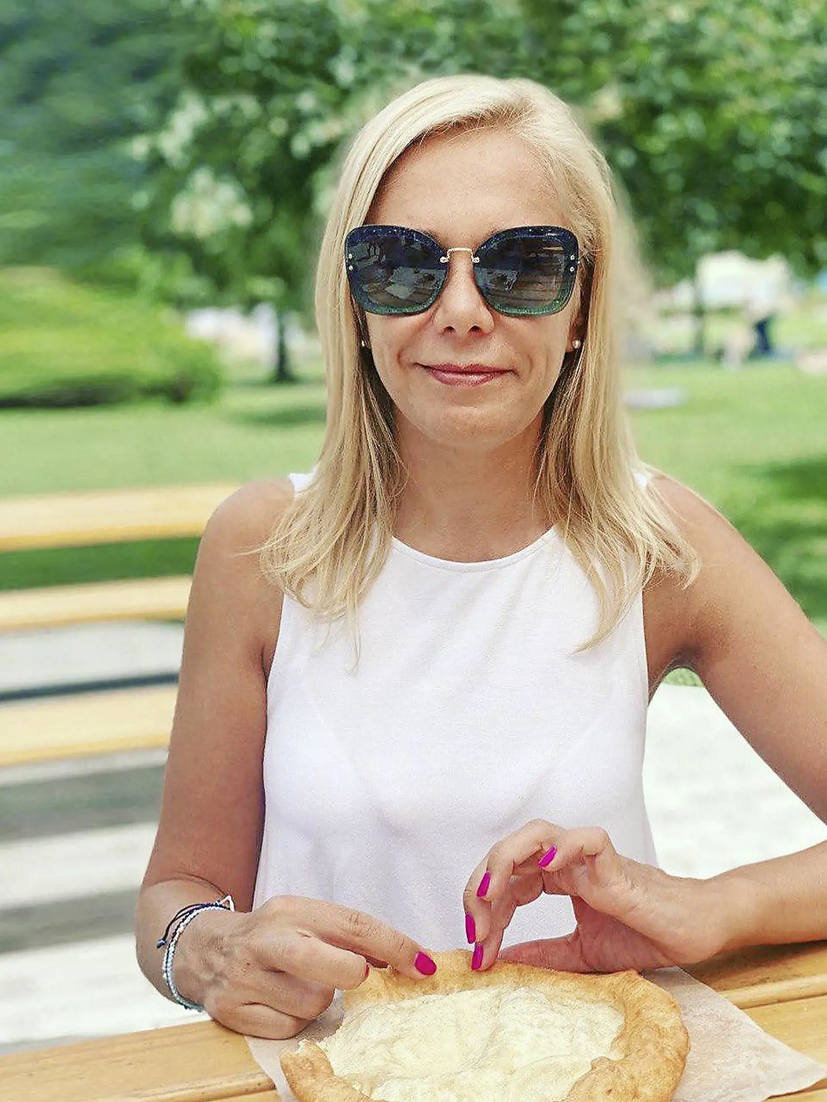 SPOKOJNÁ
Denisa Saková
vytiahla syna
do Chorvátska. Ak cez
leto nie je tam, tak jej
vraj stačí aj langoš
a slovenské kúpalisko.