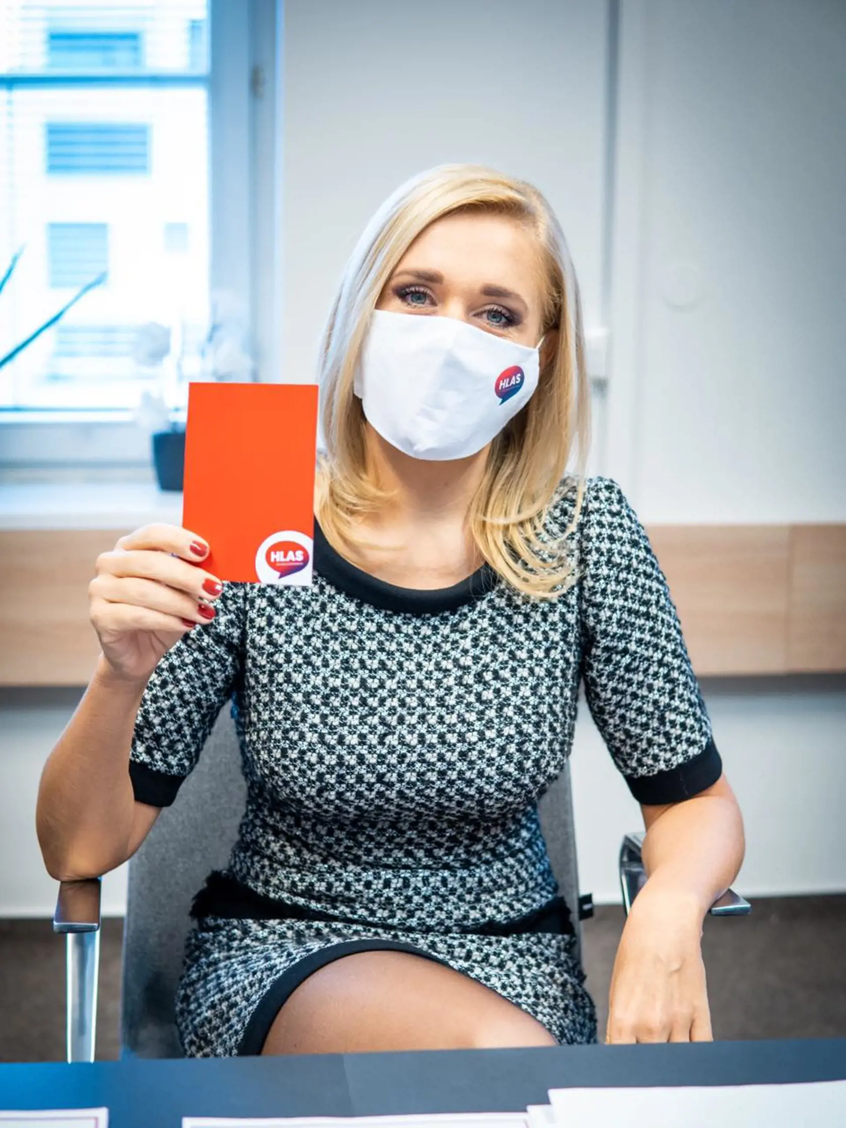 Denisa Saková mala dôvod na úsmev po voľbách vedenia strany Hlas. „Zvolili sme vedenie strany Hlas - sociálna demokracia,“ napísala Saková. Sama sa v ten deň stala podpredsedníčkou strany.