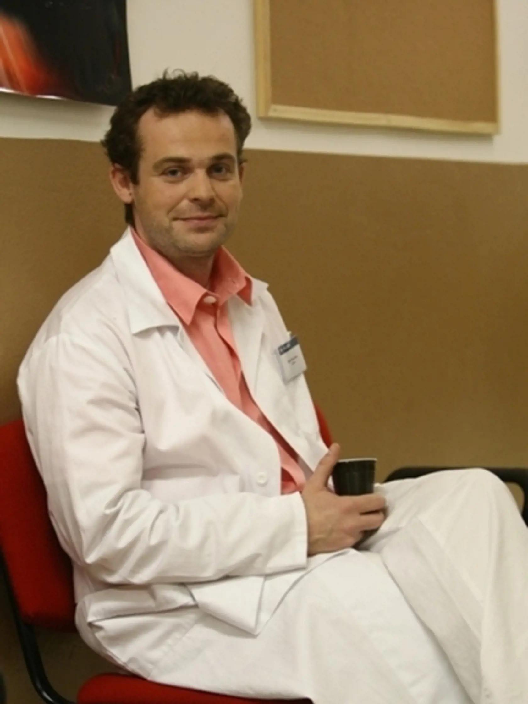 Marián Miezga ako doktor Bajza v seriáli Panelák.