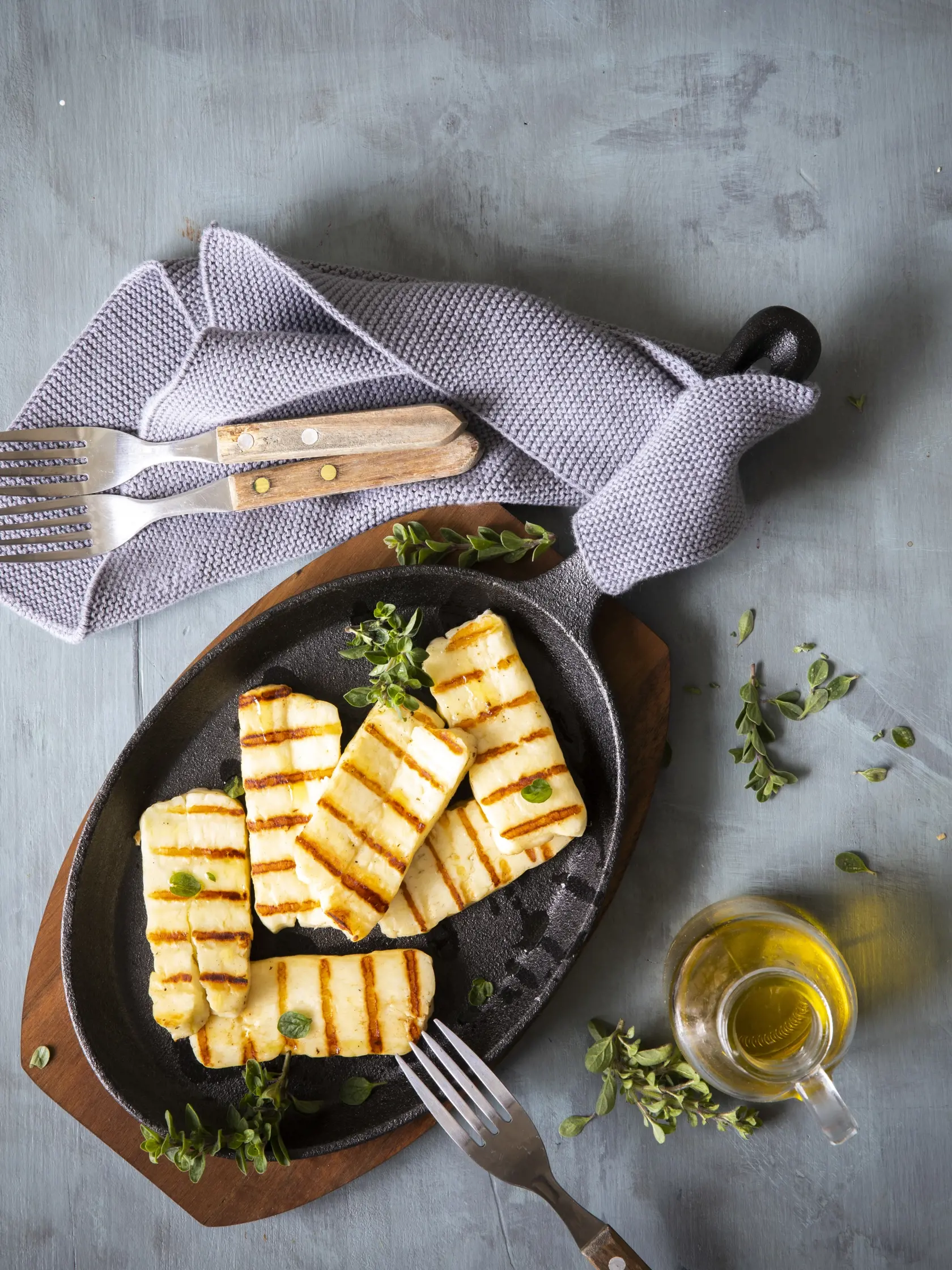 grilované halloumi na panvičke
