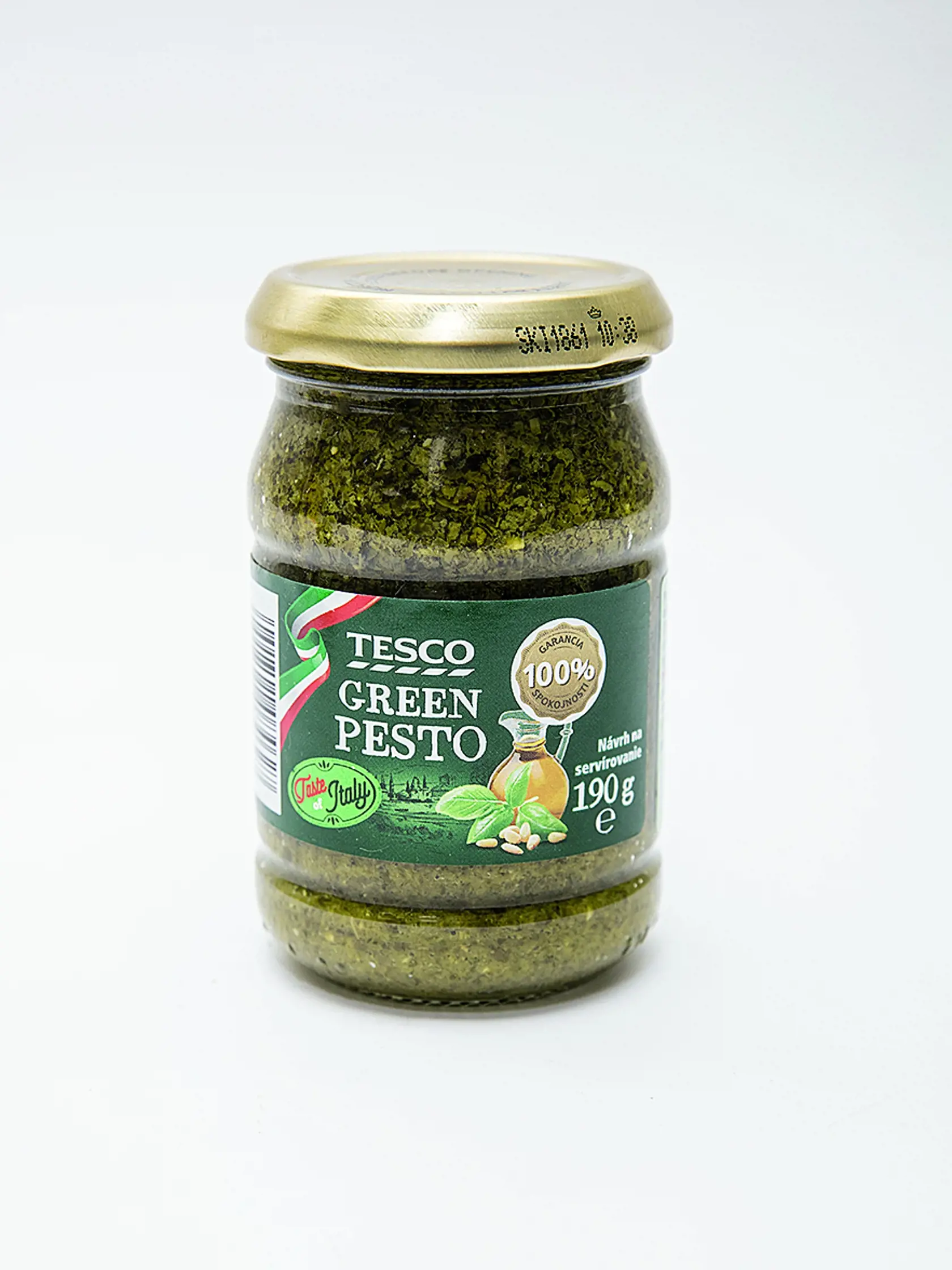 Green Pesto Tesco, 190 g Predáva/ Tesco Krajina pôvodu/ Taliansko Zloženie/ bazalka 50 %, rastlinný olej, slnečnicový olej 25 %, polotučný tvrdý syr 6 %, jedlá soľ, oriešky kešu 1 %, hrášková vláknina, píniové oriešky 0,6 %, arómy, regulátor kyslosti: kyselina mliečna, antioxidant: kyselina askorbová Energia v 100 g/ 1 693 kJ Tuky/ 42,3 g Soľ/ 2 g. REDAKCIA HODNOTÍ: Pesto s najvyšším podielom bazalky má tmavozelenú farbu a príjemne sviežu bylinkovú arómu. Na povrchu je trocha oddeleného oleja. K