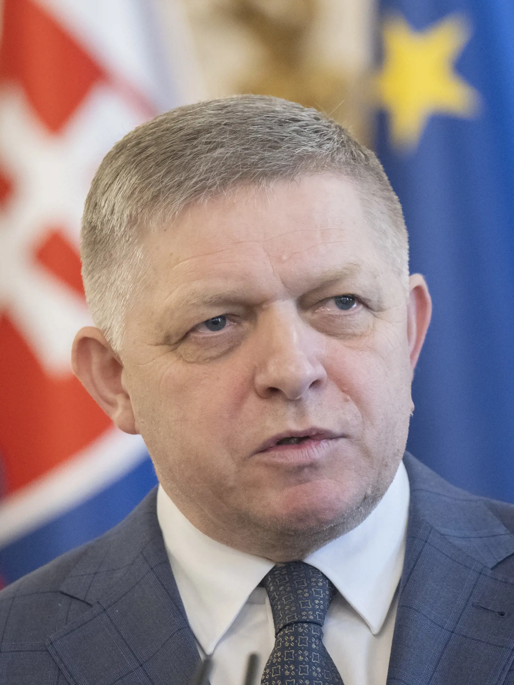 Na snímke predseda koaličnej strany Smer-SD a premiér SR Robert Fico počas tlačovej konferencie po stretnutí politických strán za okrúhlym stolom k zahraničnopolitickej orientácii Slovenska, ktoré zorganizoval prezident SR Peter Pellegrini v Prezidentskom paláci v Bratislave v utorok 4. februára 2025. Na stretnutí sa zúčastnili predsedovia koaličných strán za Smer-SD Robert Fico, Hlas-SD Matúš Šutaj Eštok a SNS Andrej Danko. Predseda opozičného KDH Milan Majerský pozvanie na stretnutie prijal, ale na spoločnom vyhlásení sa nezúčastnil. Opozičné PS a SaS sa na stretnutí za okrúhlym stolom nezúčastnili. FOTO TASR - Martin Baumann