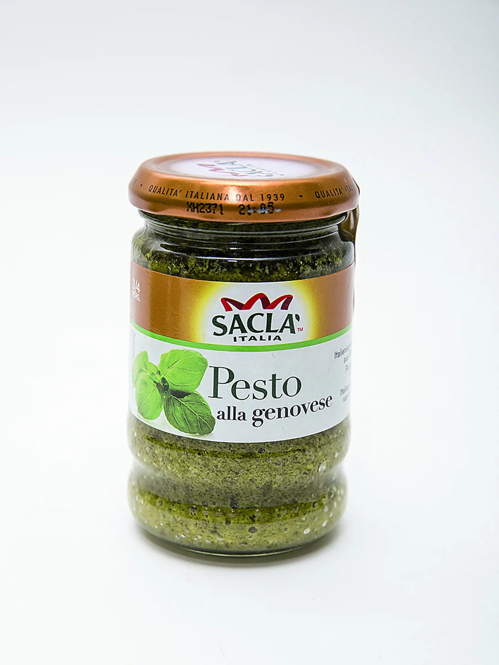 Pesto alla genovese Sacla, 190 g Krajina pôvodu/ Taliansko Zloženie/ slnečnicový olej, bazalka 36 %, oriešky kešu, syr Grana Padano, soľ, glukóza, syr Pecorino Romano, zemiaky, píniové oriešky, extra panenský olivový olej, aróma, prírodná aróma cesnaku, regulátor kyslosti: kyselina mliečna Energia v 100 g/ 1 966 kJ Tuky/ 48,2 g Soľ/ 3,3 g. REDAKCIA HODNOTÍ: Sviežo zelené pesto s najvýraznejšou bazalkovo-citrónovou vôňou má hustú konzistenciu a jemnú, krémovitú textúru. Oproti ostatným je väčšmi 
