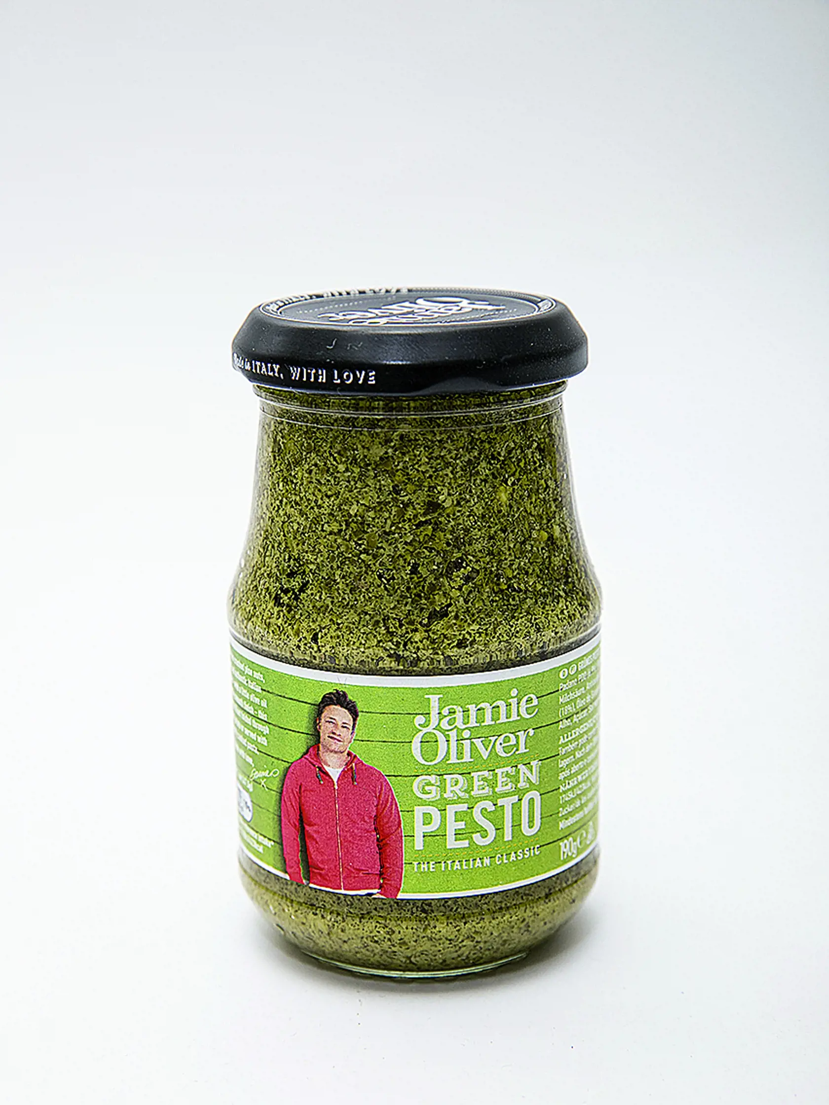 Green Pesto Jamie Oliver, 190 g Krajina pôvodu/ Taliansko Zloženie/ bazalka 38 %, extra panenský olivový olej 18 %, slnečnicový olej, oriešky kešu, syr Grana Padano 6,9 %, talianske píniové oriešky 4 %, syr Pecorino Romano, cesnak, cukor, morská soľ, regulátor kyslosti: kyselina mliečna, antioxidant: kyselina askorbová Energia v 100 g/ 1 745 kJ Tuky/ 40 g Soľ/ 0,9 g . REDAKCIA HODNOTÍ: Najhustejšie a najsuchšie pesto má trávovozelenú farbu a sviežu vôňu s orieškovým akcentom. Na povrchu je minim