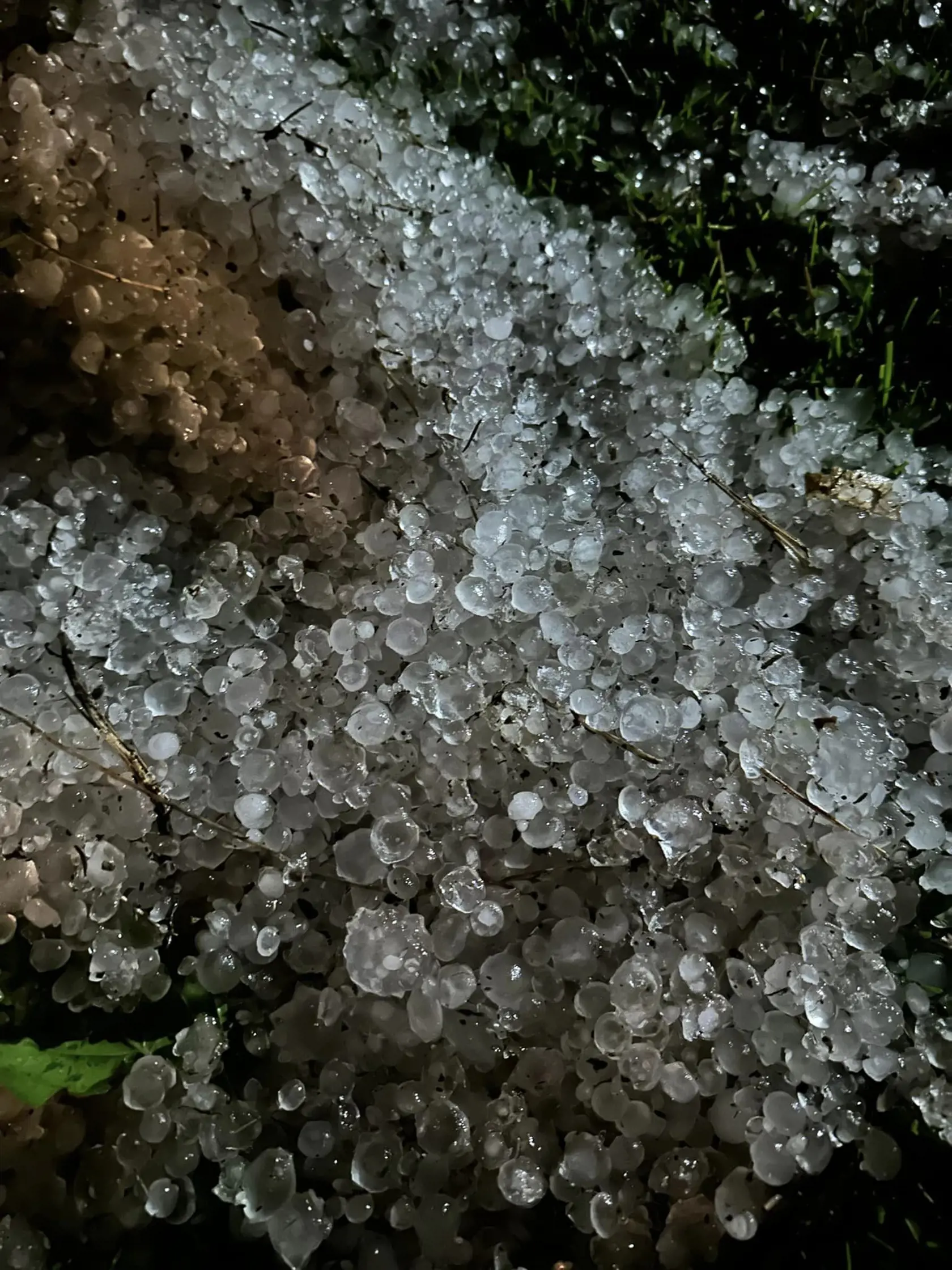 Imeľčanom ostali len oči pre plač: Nočná supercela tu napáchala obrovské škody.