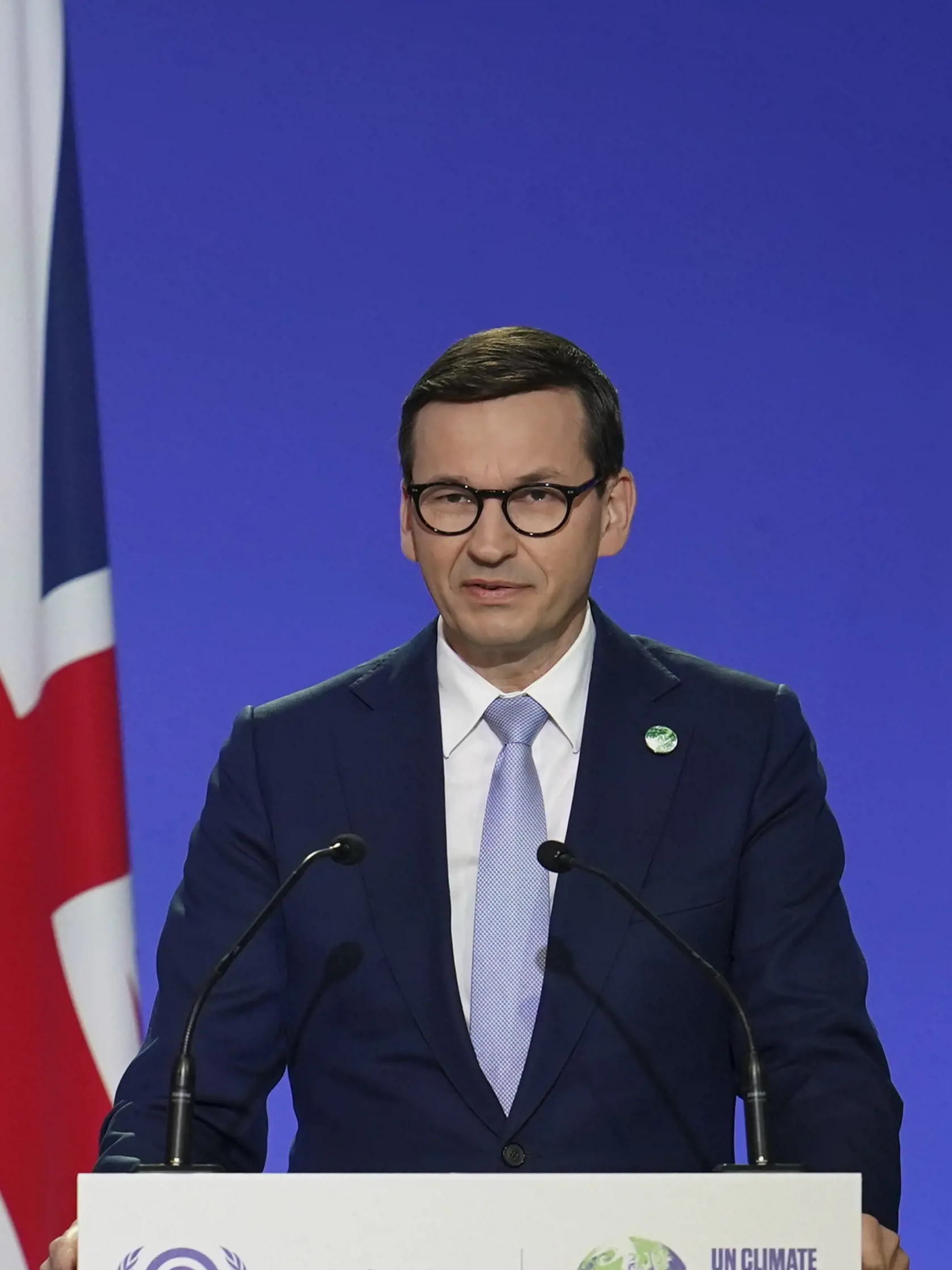 JB 19 Glasgow - Poľský premiér Matuesz Morawiecki počas prejavu na klimatickom summite COP26 v Glasgowe 1. novembra 2021. Britská kráľovná Alžbeta II. vyzvala v pondelok na klimatickom summite OSN svetových lídrov, aby prejavili "skutočné štátnictvo" a vytvorili "bezpečnejšiu, stabilnejšiu" budúcnosť pre našu planétu. Kráľovná sa tak vyjadrila vo videoposolstve adresovanom delegátom summitu. Uviedla, že mnohí ľudia dúfajú, že namiesto slov už teraz "nastal čas na činy". Svetových lídrov zároveň 