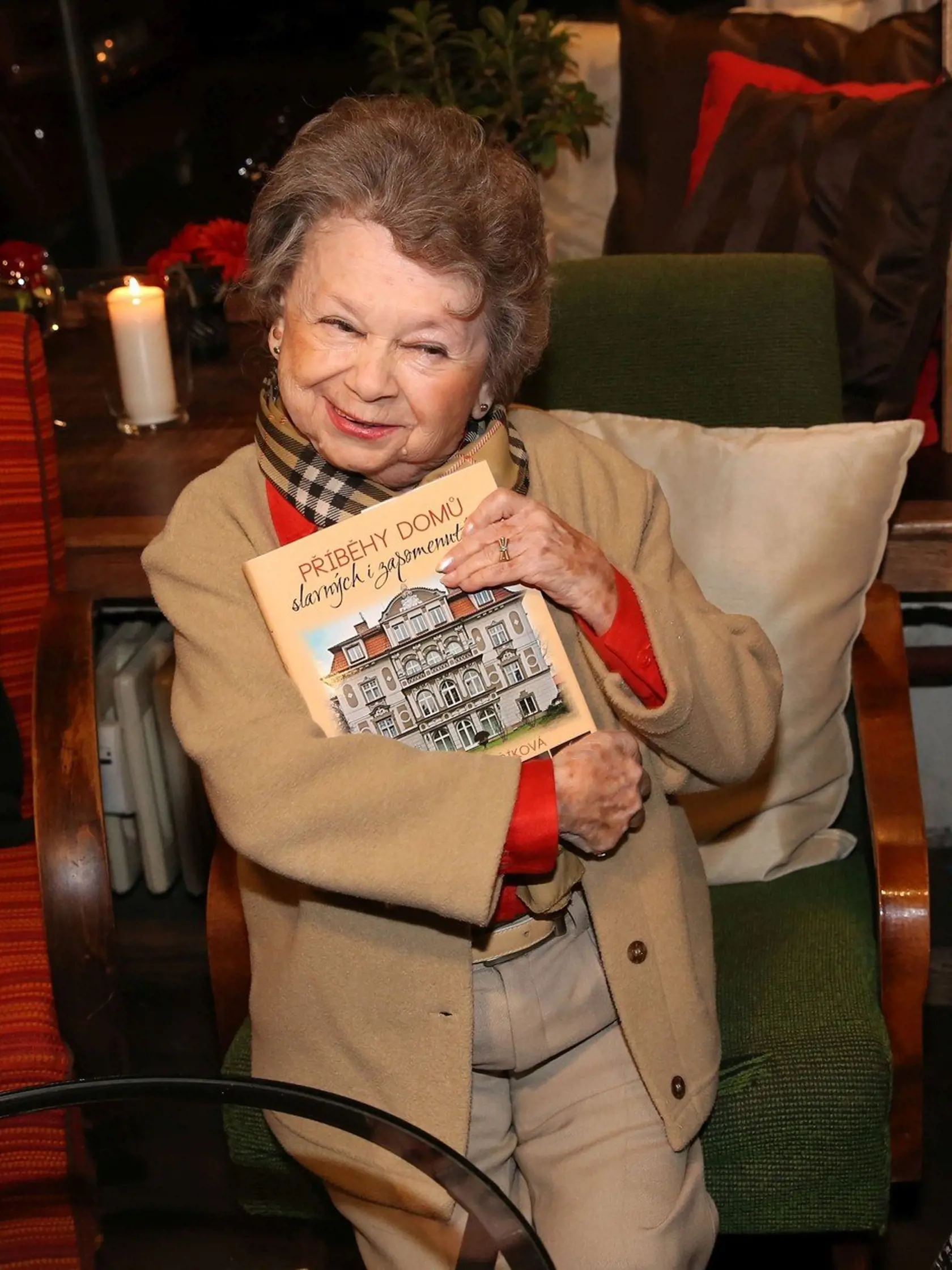 Herečka Aťka Janoušková(† 88).